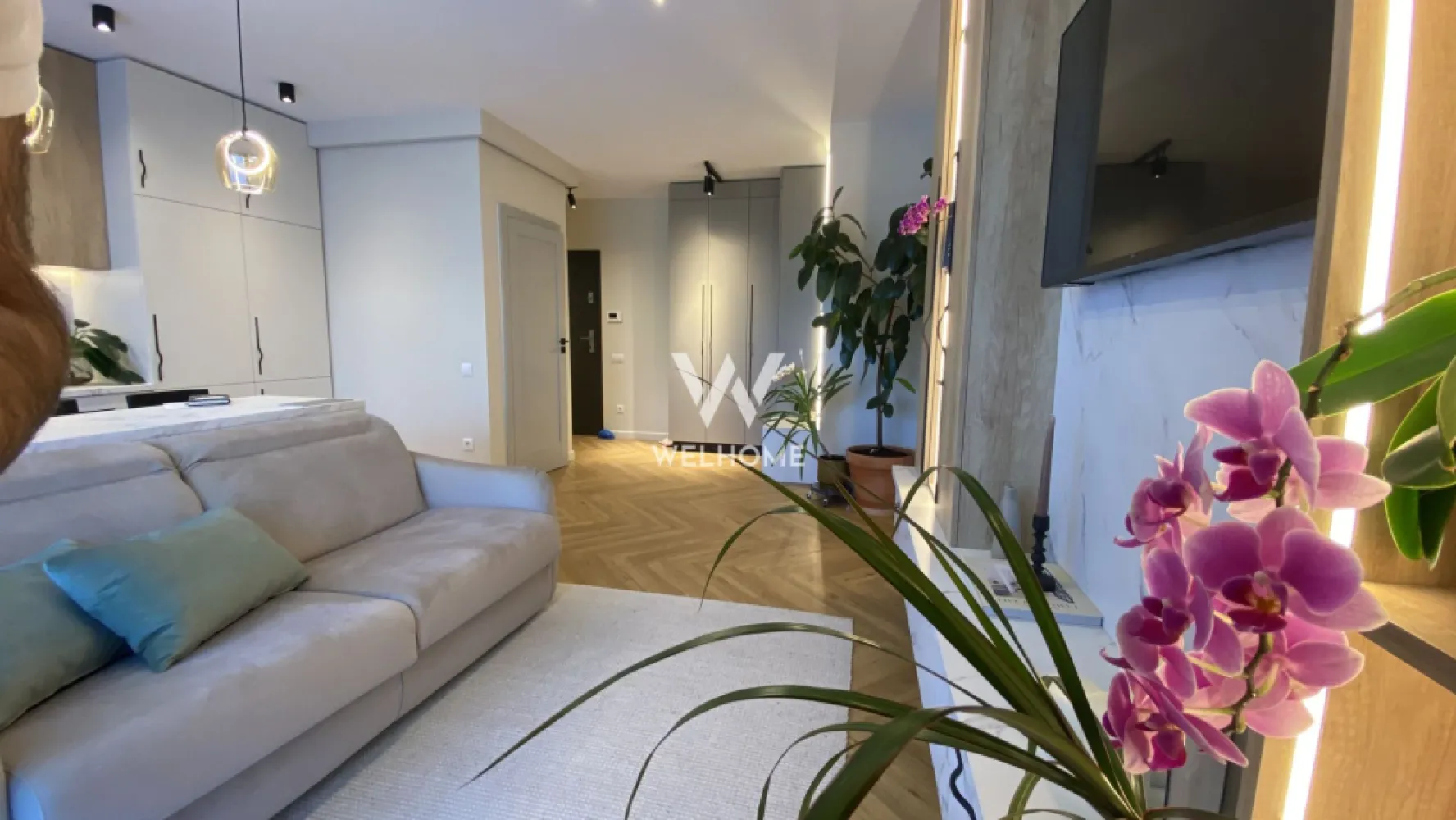 Chirie apartament 3 camere - Pet Friendly - Turnisor, Sibiu - Spre chirie un superb apartament situat la etajul parter (parteer inalt), cu gradina frumos amenajata, terasa si balcon.

Detalii:
- Suprafata utila: 65 mp utili
- Terasa: 11 mp + balcon de 2 mp
- Centrala termica proprie cu reglaj de la distanta prin aplicatie
- Incalzire in pardoseala cu termostat pe fiecare camera
- Geamuri termopan cu protectie UV
- Parchet LVT, gresie, faianta
- Instalatii electrice, termice, sanitare
- Contoare individuale, videointerfon
- Usa metalica
- 1 loc de parcare subteran
- 1 boxa de depozitare la subsol
- Acces in complex prin bariera
- Zona de BBQ exclusiv pentru locatari
- Zona fitness exclusiv pentru locatari.

Compartimentare:
- Hol cu dressing
- Living cu bucatarie open space si acces la terasa
- Dormitor matrimonial cu acces la balcon
- Dormitor copii
- Baie cu cabina de dus tip walk-in.

Avantaje:
- Parcare subterana inclusa
- Zona rezidentiala noua
- In apropiere de magazine, restaurante, institutii de invatamant, transport in comun
- Vedere panoramica spre oras si muntii Fagaras.

Alte informatii:
- Disponibil pentru mutare imediata
- Contract pe minim 12 luni
- Se accepta animale de companie de talie mica/medie
- Se percepe garantie.