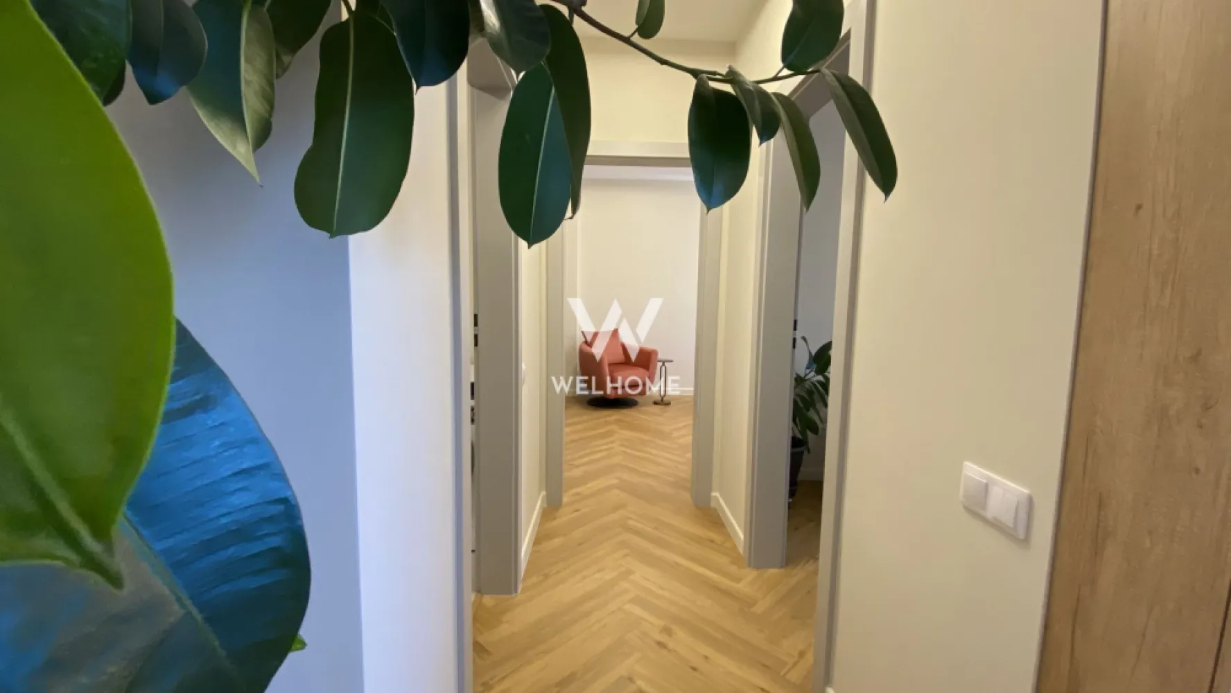 Chirie apartament 3 camere - Pet Friendly - Turnisor, Sibiu - Spre chirie un superb apartament situat la etajul parter (parteer inalt), cu gradina frumos amenajata, terasa si balcon.

Detalii:
- Suprafata utila: 65 mp utili
- Terasa: 11 mp + balcon de 2 mp
- Centrala termica proprie cu reglaj de la distanta prin aplicatie
- Incalzire in pardoseala cu termostat pe fiecare camera
- Geamuri termopan cu protectie UV
- Parchet LVT, gresie, faianta
- Instalatii electrice, termice, sanitare
- Contoare individuale, videointerfon
- Usa metalica
- 1 loc de parcare subteran
- 1 boxa de depozitare la subsol
- Acces in complex prin bariera
- Zona de BBQ exclusiv pentru locatari
- Zona fitness exclusiv pentru locatari.

Compartimentare:
- Hol cu dressing
- Living cu bucatarie open space si acces la terasa
- Dormitor matrimonial cu acces la balcon
- Dormitor copii
- Baie cu cabina de dus tip walk-in.

Avantaje:
- Parcare subterana inclusa
- Zona rezidentiala noua
- In apropiere de magazine, restaurante, institutii de invatamant, transport in comun
- Vedere panoramica spre oras si muntii Fagaras.

Alte informatii:
- Disponibil pentru mutare imediata
- Contract pe minim 12 luni
- Se accepta animale de companie de talie mica/medie
- Se percepe garantie.