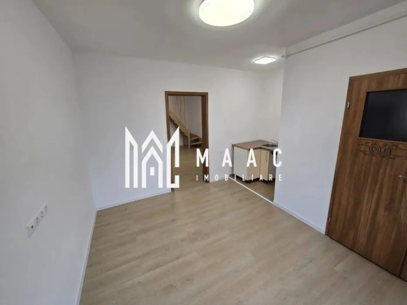 Apartament 3 camere | 65 mp | Acces stradal | Zona Lazaret - MAAC Imobiliare vă propune spre închiriere un apartament cu 3 camere, situat la casă, cu acces direct din stradă, ideal atât pentru locuire, cât și pentru activități de birouri.

Proprietatea are o suprafață de aproximativ 65 mp și este amplasată într-o zonă centrală, în zona Gării, cu acces facil către magazine, mijloace de transport în comun și la aproximativ 10 minute de mers pe jos până la mall. Accesul direct din stradă oferă un avantaj important pentru activități profesionale sau comerciale.

Chiria este de 390 euro + TVA, cu posibilitate de emitere factură.

Pentru mai multe detalii sau pentru a programa o vizionare, vă rugăm să ne contactați.
Specificați ID-ul CP2881546.
