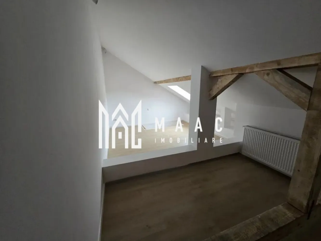 Apartament 3 camere | 65 mp | Acces stradal | Zona Lazaret - MAAC Imobiliare vă propune spre închiriere un apartament cu 3 camere, situat la casă, cu acces direct din stradă, ideal atât pentru locuire, cât și pentru activități de birouri.

Proprietatea are o suprafață de aproximativ 65 mp și este amplasată într-o zonă centrală, în zona Gării, cu acces facil către magazine, mijloace de transport în comun și la aproximativ 10 minute de mers pe jos până la mall. Accesul direct din stradă oferă un avantaj important pentru activități profesionale sau comerciale.

Chiria este de 390 euro + TVA, cu posibilitate de emitere factură.

Pentru mai multe detalii sau pentru a programa o vizionare, vă rugăm să ne contactați.
Specificați ID-ul CP2881546.