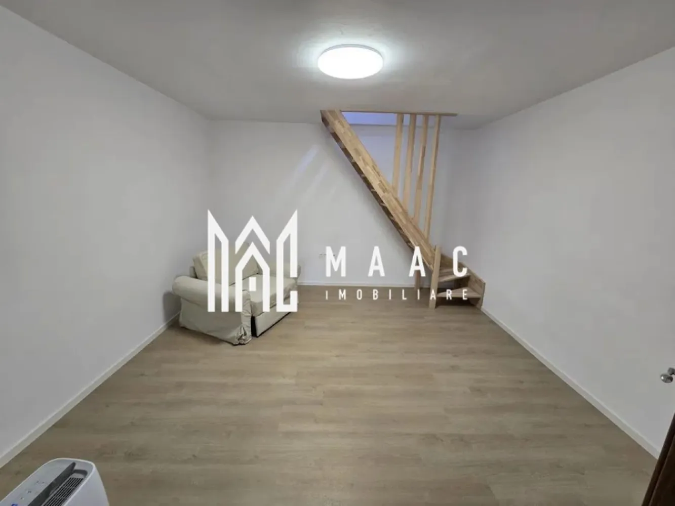 Apartament 3 camere | 65 mp | Acces stradal | Zona Lazaret - MAAC Imobiliare vă propune spre închiriere un apartament cu 3 camere, situat la casă, cu acces direct din stradă, ideal atât pentru locuire, cât și pentru activități de birouri.

Proprietatea are o suprafață de aproximativ 65 mp și este amplasată într-o zonă centrală, în zona Gării, cu acces facil către magazine, mijloace de transport în comun și la aproximativ 10 minute de mers pe jos până la mall. Accesul direct din stradă oferă un avantaj important pentru activități profesionale sau comerciale.

Chiria este de 390 euro + TVA, cu posibilitate de emitere factură.

Pentru mai multe detalii sau pentru a programa o vizionare, vă rugăm să ne contactați.
Specificați ID-ul CP2881546.