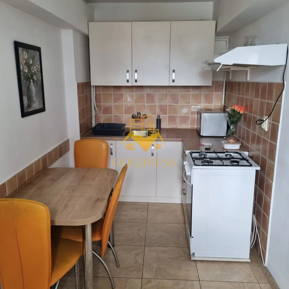 2 Camere decomandate, parcare, Kaufland, Leroy Merlin, Intre Lacuri - GOLDNESS Imobiliare vă propune spre închiriere un apartament cu 2 camere complet mobilat și utilat, la etajul 1 într-un imobil de 2 etaje, în cartierul Intre Lacuri. Apartamentul este compartimentat astfel:
 - dormitor cu pat matrimonial, dressing, noptiere
 - dormitor cu pat matrimonial, dressing, masa de birou
 - bucatarie complet mobilata si utilata
 - baie cu cabina de dus, calorifer port prosop inox și dulap pentru depozitare.
 
Imobilul este dotat cu toate cele necesare- centrală proprie, mașină de spălat haine, frigider, plită electrică, hotă, TV, etc. 
Se află în apropierea stațiilor de transport în comun, magazine, restaurante, spații verzi, farmacii, etc. 
Dispune de loc de parcare!

Dacă sunteți interesați de acest apartament și doriți să îl vizionați, dar și pentru alte oferte sau detalii nu ezitați să ne contactați telefonic sau prin e-mail - goldnessimobiliare@gmail.com. Vă stăm la dispoziție!
