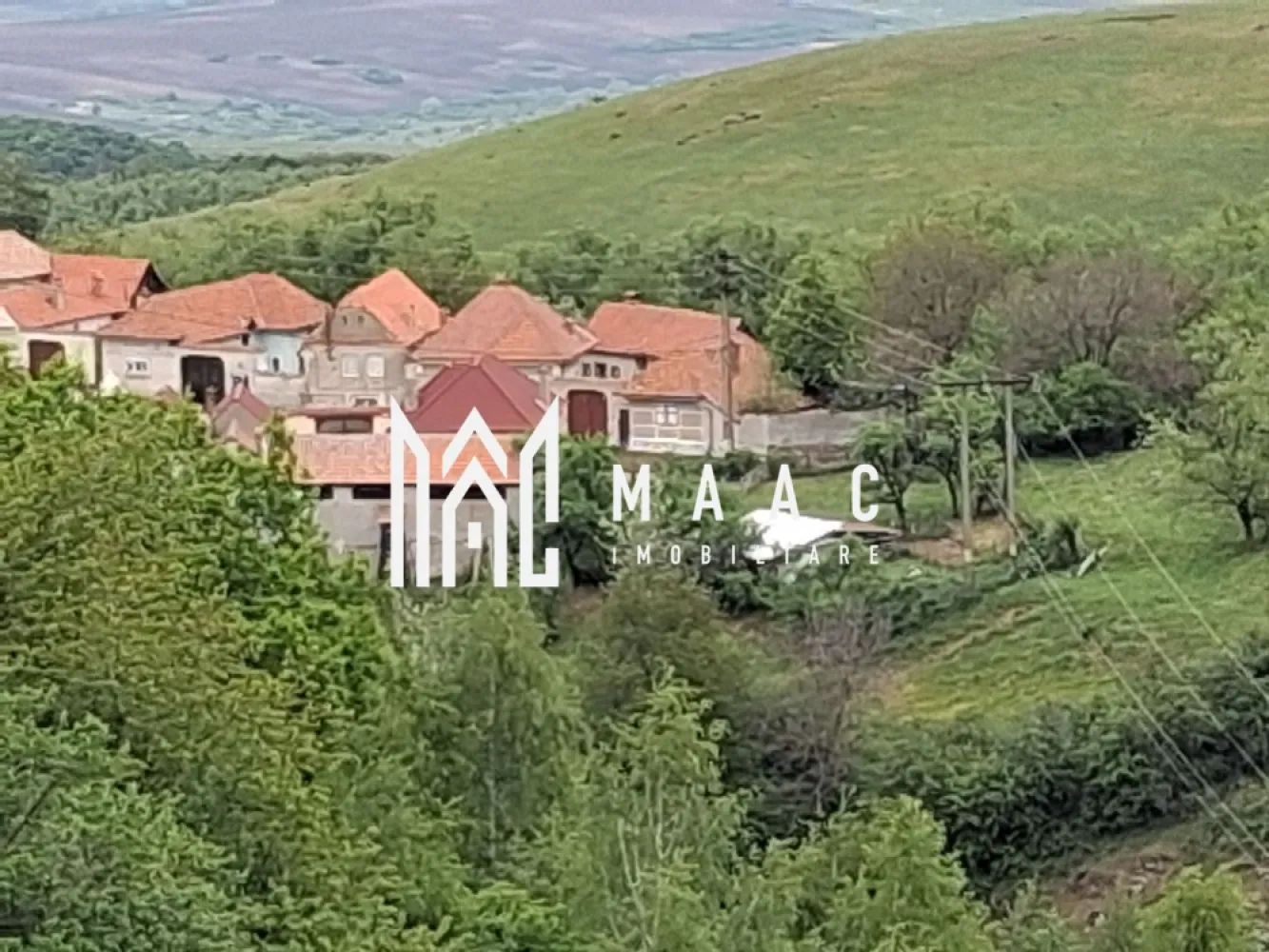 Casa 3 Camere De Renovat I Teren 700 MP I Poiana Sibiului - MAAC Imobiliare vă propune spre vânzare o casă individuală de renovat, situată în frumoasa localitate Poiana Sibiului, ideală pentru cei care își doresc liniște, aer curat și un teren generos. Proprietatea beneficiază de un teren de 700 mp la stradă, oferind multiple posibilități de amenajare și extindere.

 Casa este compartimentată practic și dispune de 3 camere, 1 baie, 1 bucătărie, precum și o bucătărie de vară, perfectă pentru sezonul cald sau pentru activități gospodărești. În plus, proprietatea beneficiază și de pivniță, spațiu ideal pentru depozitare.

 Imobilul este racordat la apă și curent electric, iar încălzirea se realizează în prezent cu sobe de teracotă pe lemne, oferind un farmec autentic specific zonei. Există și posibilitatea de racordare la gaz pentru cei care își doresc un plus de confort.

 Această proprietate reprezintă o oportunitate excelentă atât pentru locuință permanentă, cât și pentru casă de vacanță sau investiție într-o zonă cu peisaje deosebite și tradiții autentice.
 Pentru mai multe detalii sau pentru programarea unei vizionări, vă rugăm să ne contactați și să menționați ID: CP3117262