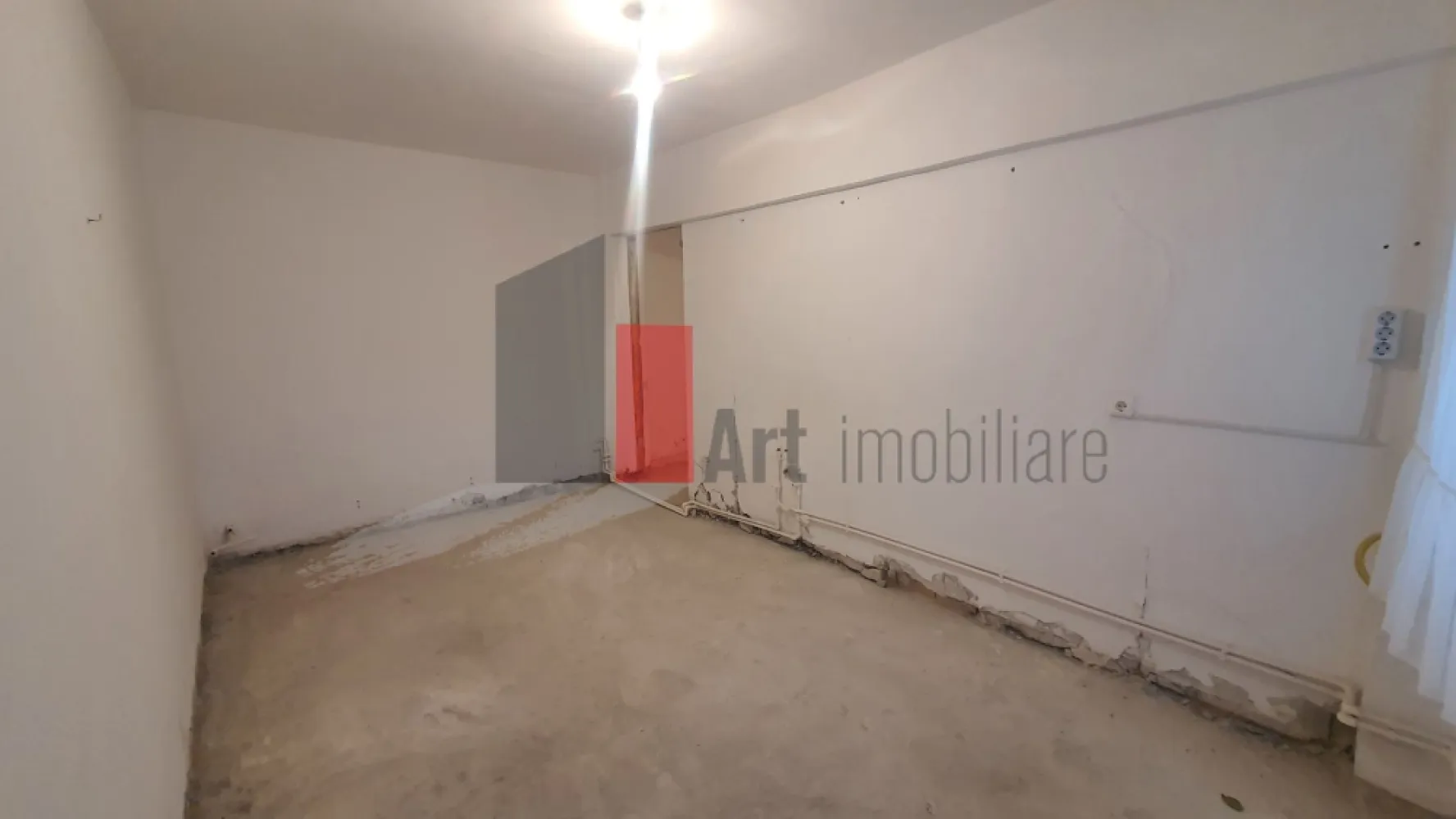 Super Ocazie - Ap 4 cam Giurgiu decomandat, parter - Va propun spre vanzare un apartament situat in orasul Giurgiu, in Cartierul Tineretului, la parterul unui bloc solid construit in 1986. Cu o suprafata utila impresionanta de 106,44 mp si intrare separata, acest apartament poate deveni locuinta visurilor tale! Caracteristici cheie: Incalzire proprie: Centrala termica si caloriferele trebuie montate, oferindu-ti libertatea de a alege solutia dorita. Contorizare separata: Gestionezi independent utilitatile. Stare „la gri”: Personalizeaza apartamentul exact pe gustul tau! Parcare usoara: Posibilitate de parcare libera pe strada. 
 Nu rata ocazia de a transforma acest spatiu generos intr-un camin modern si personalizat! Pentru mai multe detalii si pentru a programa o vizionare, te invit sa ma contactezi. Sunt aici sa te ajut si sa-ti ofer toate informatiile necesare. 📞 Hai sa discutam si sa vizionam impreuna aceasta proprietate unica!