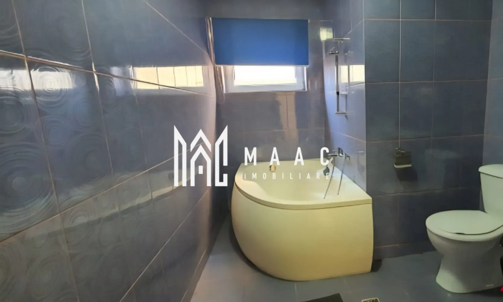 Apartament 3 camere | Sibiu I 87 MP | 2 Balcoane | Central - De vânzare apartament situat în zona centrală, cu o suprafață de 87 metri pătrați. 
Apartamentul dispune de:
- 3 camere (inclusiv un living mare)
- Hol generos
- 2 dormitoare
- 2 balcoane
- 2 bai spațioase

Este nou renovat, complet mobilat și utilat, având toate electrocasnicele necesare, inclusiv:
- Plită
- Cuptor
- Combina frigorifică
- Mașină de spălat rufe
Apartamentul se află într-o locație centrală, foarte aproape de școli, centre comerciale, grădinițe și alte facilități.

Pentru mai multe detalii precizati telefonic ca ati vazut anuntul cu ID CP2881336