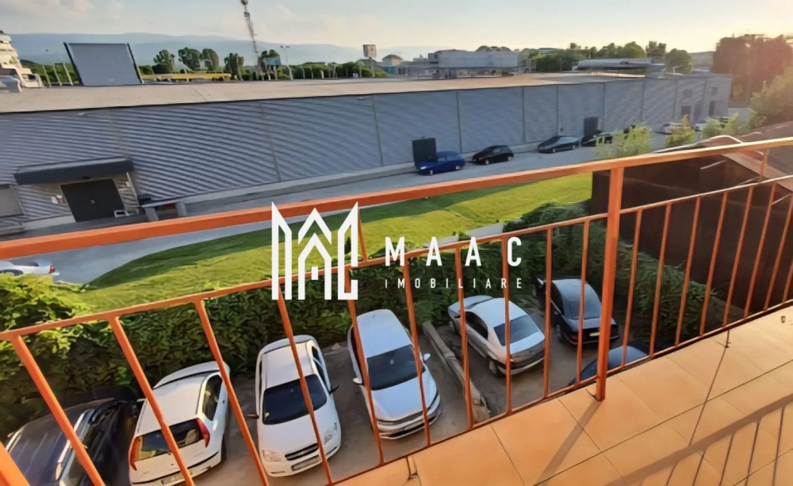 Apartament 3 camere | Sibiu I 87 MP | 2 Balcoane | Central - De vânzare apartament situat în zona centrală, cu o suprafață de 87 metri pătrați. 
Apartamentul dispune de:
- 3 camere (inclusiv un living mare)
- Hol generos
- 2 dormitoare
- 2 balcoane
- 2 bai spațioase

Este nou renovat, complet mobilat și utilat, având toate electrocasnicele necesare, inclusiv:
- Plită
- Cuptor
- Combina frigorifică
- Mașină de spălat rufe
Apartamentul se află într-o locație centrală, foarte aproape de școli, centre comerciale, grădinițe și alte facilități.

Pentru mai multe detalii precizati telefonic ca ati vazut anuntul cu ID CP2881336