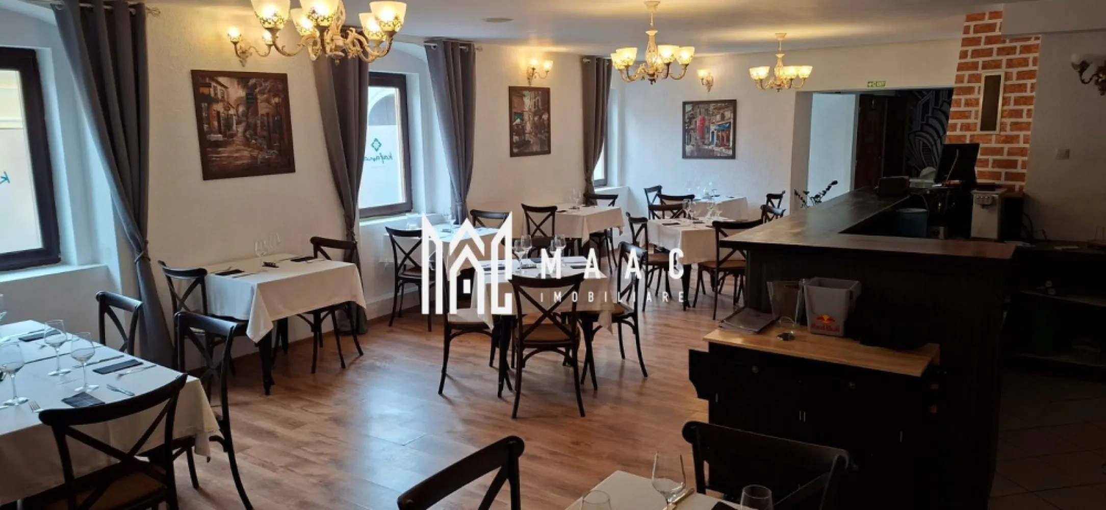 Spațiu comercial I Restaurant I Terasă I Business I Central - MAAC Imobiliare propune spre închiriere un spațiu comercial ultracentral, recent renovat, ideal pentru activități HoReCa, în special restaurant cu terasă.

Spațiul interior cu o suprafață utilă de 137 mp, capacitate interioară: aprox. 50 locuri, compartimentat din:
sală de mese cu bar
2 grupuri sanitare
bucătărie
spațiu de depozitare
vestiar
toaletă pentru personal

Terasă exterioară cu o suprafață: aprox. 180 mp, capacitate: aprox. 60 locuri

 Dotări și utilități:
racordat independent la toate utilitățile,
curent trifazic,
sistem de supraveghere,
invertoare electrice pentru răcire/încălzire,
șemineu cu recuperator de căldură.

Spațiul se închiriază nemobilat și neutilat, însă se poate opta pentru:
preluarea societății comerciale a fostului chiriaș (cu toate autorizațiile și avizele la zi)
sau
achiziționarea separată a mobilierului și echipamentelor (frigidere, aragaz, mese, scaune etc.)

Poziționat central, în inima Sibiului, beneficiază de trafic pietonal intens,
proximitate față de principalele atracții turistice și comerciale,
locație cu istoric de funcționare de 30 de ani, bine-cunoscută și apreciată.

Pentru mai multe detalii, contactați MAAC Imobiliare și menționați ID CP3096467.