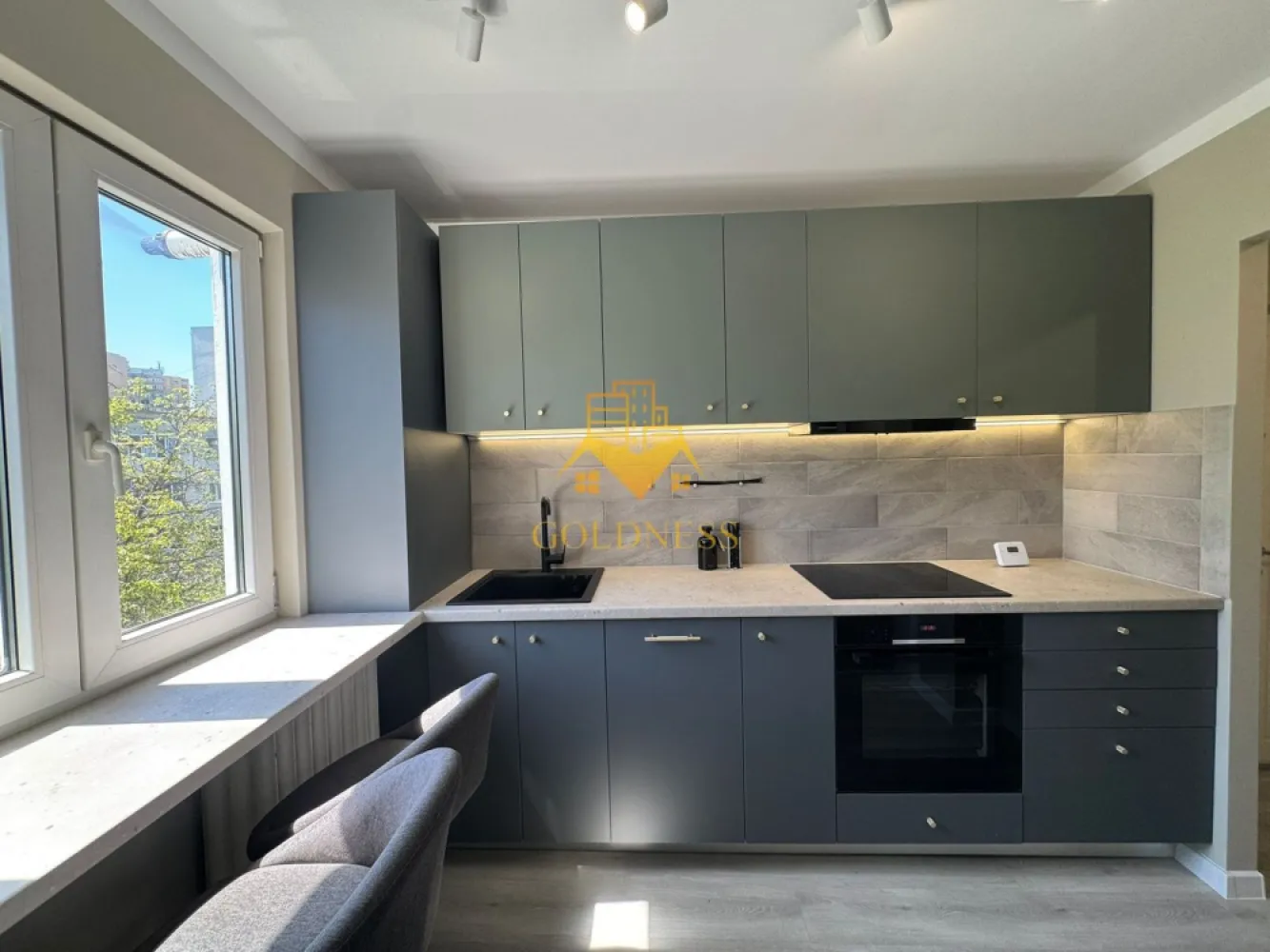 4 camere decomandate, Cartier Manastur, McDonalds, Primaverii, - GOLDNESS Imobiliare vă propune spre vanzare un apartament cu 4 camere decomandate RENOVAT, la etajul 4 într-un imobil de 4 etaje, în Cartierul Manastur, in apropiere de Piata Ion Mester.
Se află în apropierea stațiilor de transport în comun, magazine, restaurante, spații verzi, farmacii, etc. 

Apartamentul are 77,66mp + balcon inchis, compus din 4 camere decomandate, hol intrare, hol acces camere, 2 bai. Se mai adauga o boxa de depozitare la nivel cu parterul (uscata, fara igrasie mucegai, etc, potrivita pentru depozitarea alimentelor sau diferitelor bunuri)
Blocul este izolat termic iar apartamentul beneficiaza si de izolatie termica interioara la peretii exteriori.
Apartamentul se afla la etajul 4, scara are 2 apartamente pe palier. 
Este proaspat renovat si NU S-A LOCUIT IN EL DUPA RENOVARE. Bucataria are mobila si electrocasnice noi (cuptor electric, plita cu inductie, hota, masina de spalat vase). Baile sunt si ele refacute. Centrala termica a fost inlocuita recent.
Acces in casa scarii cu interfon, posibilitate de parcare de la primarie, parcarea este foarte aproape de bloc. 

Apartamentul este liber de sarcini, se poate lua si prin credit.

Dacă sunteți interesați de acest apartament și doriți să îl vizionați, dar și pentru alte oferte nu ezitați să ne contactați telefonic sau prin e-mail. Vă stăm la dispoziție!
Pentru intermediere se percepe un comision de 2% din prețul tranzactionarii!