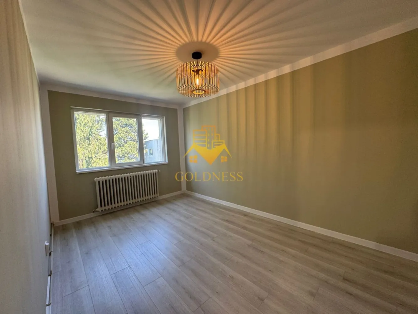 4 camere decomandate, Cartier Manastur, McDonalds, Primaverii, - GOLDNESS Imobiliare vă propune spre vanzare un apartament cu 4 camere decomandate RENOVAT, la etajul 4 într-un imobil de 4 etaje, în Cartierul Manastur, in apropiere de Piata Ion Mester.
Se află în apropierea stațiilor de transport în comun, magazine, restaurante, spații verzi, farmacii, etc. 

Apartamentul are 77,66mp + balcon inchis, compus din 4 camere decomandate, hol intrare, hol acces camere, 2 bai. Se mai adauga o boxa de depozitare la nivel cu parterul (uscata, fara igrasie mucegai, etc, potrivita pentru depozitarea alimentelor sau diferitelor bunuri)
Blocul este izolat termic iar apartamentul beneficiaza si de izolatie termica interioara la peretii exteriori.
Apartamentul se afla la etajul 4, scara are 2 apartamente pe palier. 
Este proaspat renovat si NU S-A LOCUIT IN EL DUPA RENOVARE. Bucataria are mobila si electrocasnice noi (cuptor electric, plita cu inductie, hota, masina de spalat vase). Baile sunt si ele refacute. Centrala termica a fost inlocuita recent.
Acces in casa scarii cu interfon, posibilitate de parcare de la primarie, parcarea este foarte aproape de bloc. 

Apartamentul este liber de sarcini, se poate lua si prin credit.

Dacă sunteți interesați de acest apartament și doriți să îl vizionați, dar și pentru alte oferte nu ezitați să ne contactați telefonic sau prin e-mail. Vă stăm la dispoziție!
Pentru intermediere se percepe un comision de 2% din prețul tranzactionarii!