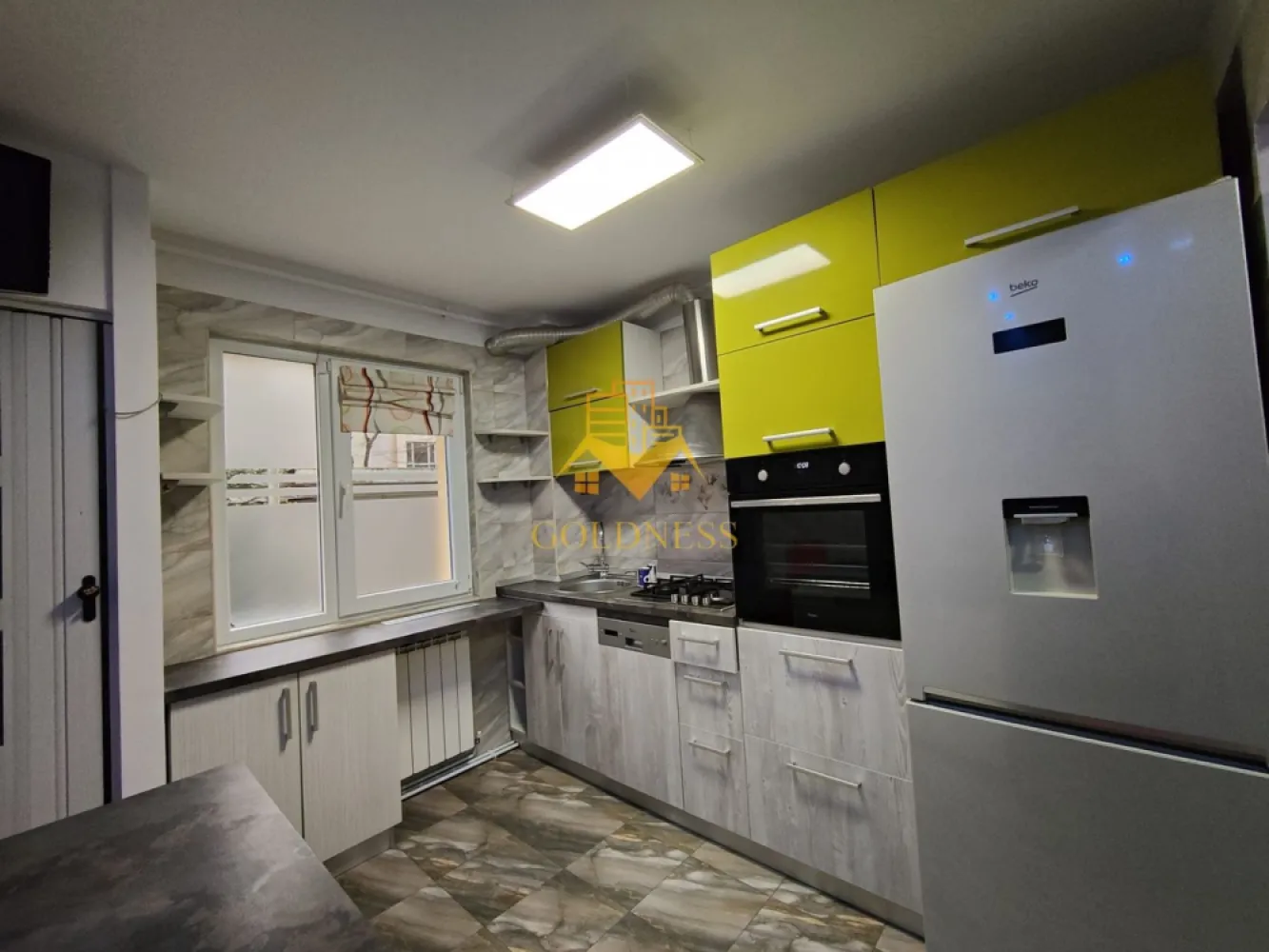 3 camere semidecomandate, Manastur, Calvaria, Primaverii, Ion Mester - GOLDNESS Imobiliare vă propune spre vanzare un apartament cu 3 camere complet mobilat și utilat, la etajul parter într-un imobil de 4 etaje, în Cartierul Manastur, Str Grigore Alexandrescu.

Se află în apropierea stațiilor de transport în comun, magazine, restaurante, spații verzi, farmacii, etc. 

Locuința beneficiază de orientare sudică, ceea ce oferă lumină naturală pe tot parcursul zilei. Balconul este închis, iar sub acesta există un spațiu de depozitare de aproximativ 5 mp, închis cu cheie. 
În plus, apartamentul dispune de boxă închisă la subsol, trecută în CF.

Blocul este izolat termic, iar apartamentul a fost renovat complet acum 3 ani, cu un buget de aproximativ 30.000 euro:
- centrală Viessmann în condensare
- calorifere din aluminiu
- instalații electrice și sanitare refăcute integral
- electrocasnice moderne, inclusiv mașină de spălat LG cu uscător

Se vinde împreună cu garaj și loc de parcare, ambele cu proiect transmisibil notarial.
Apartamentul este locuit momentan de chiriași, care pot rămâne dacă se dorește investiție pentru închiriere sau se pot muta cu preaviz de 30 de zile.

Ideal atât pentru locuit, cât și pentru investiție.

Dacă sunteți interesați de acest apartament și doriți să îl vizionați, dar și pentru alte oferte nu ezitați să ne contactați telefonic sau prin e-mail. Vă stăm la dispoziție!
Pentru intermediere se percepe un comision de 2% din prețul tranzactionarii!