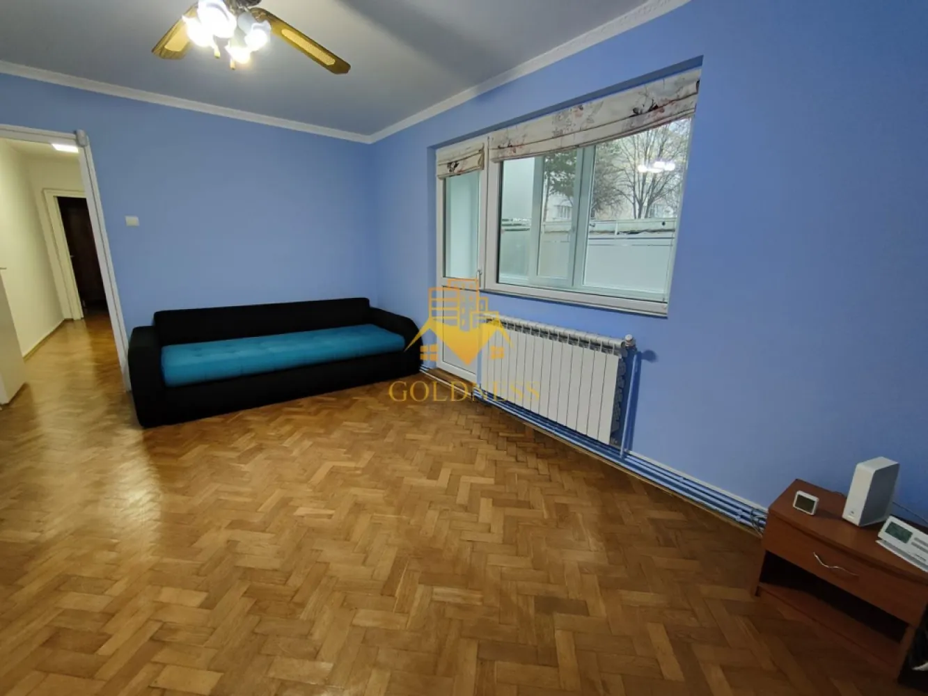 3 camere semidecomandate, Manastur, Calvaria, Primaverii, Ion Mester - GOLDNESS Imobiliare vă propune spre vanzare un apartament cu 3 camere complet mobilat și utilat, la etajul parter într-un imobil de 4 etaje, în Cartierul Manastur, Str Grigore Alexandrescu.

Se află în apropierea stațiilor de transport în comun, magazine, restaurante, spații verzi, farmacii, etc. 

Locuința beneficiază de orientare sudică, ceea ce oferă lumină naturală pe tot parcursul zilei. Balconul este închis, iar sub acesta există un spațiu de depozitare de aproximativ 5 mp, închis cu cheie. 
În plus, apartamentul dispune de boxă închisă la subsol, trecută în CF.

Blocul este izolat termic, iar apartamentul a fost renovat complet acum 3 ani, cu un buget de aproximativ 30.000 euro:
- centrală Viessmann în condensare
- calorifere din aluminiu
- instalații electrice și sanitare refăcute integral
- electrocasnice moderne, inclusiv mașină de spălat LG cu uscător

Se vinde împreună cu garaj și loc de parcare, ambele cu proiect transmisibil notarial.
Apartamentul este locuit momentan de chiriași, care pot rămâne dacă se dorește investiție pentru închiriere sau se pot muta cu preaviz de 30 de zile.

Ideal atât pentru locuit, cât și pentru investiție.

Dacă sunteți interesați de acest apartament și doriți să îl vizionați, dar și pentru alte oferte nu ezitați să ne contactați telefonic sau prin e-mail. Vă stăm la dispoziție!
Pentru intermediere se percepe un comision de 2% din prețul tranzactionarii!