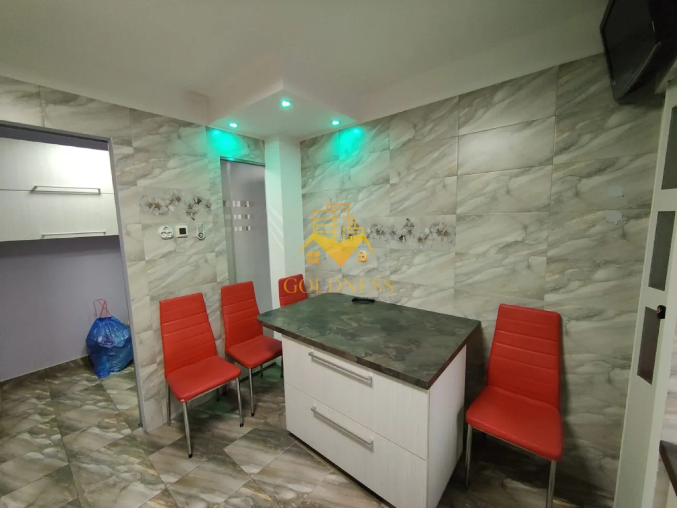 3 camere semidecomandate, Manastur, Calvaria, Primaverii, Ion Mester - GOLDNESS Imobiliare vă propune spre vanzare un apartament cu 3 camere complet mobilat și utilat, la etajul parter într-un imobil de 4 etaje, în Cartierul Manastur, Str Grigore Alexandrescu.

Se află în apropierea stațiilor de transport în comun, magazine, restaurante, spații verzi, farmacii, etc. 

Locuința beneficiază de orientare sudică, ceea ce oferă lumină naturală pe tot parcursul zilei. Balconul este închis, iar sub acesta există un spațiu de depozitare de aproximativ 5 mp, închis cu cheie. 
În plus, apartamentul dispune de boxă închisă la subsol, trecută în CF.

Blocul este izolat termic, iar apartamentul a fost renovat complet acum 3 ani, cu un buget de aproximativ 30.000 euro:
- centrală Viessmann în condensare
- calorifere din aluminiu
- instalații electrice și sanitare refăcute integral
- electrocasnice moderne, inclusiv mașină de spălat LG cu uscător

Se vinde împreună cu garaj și loc de parcare, ambele cu proiect transmisibil notarial.
Apartamentul este locuit momentan de chiriași, care pot rămâne dacă se dorește investiție pentru închiriere sau se pot muta cu preaviz de 30 de zile.

Ideal atât pentru locuit, cât și pentru investiție.

Dacă sunteți interesați de acest apartament și doriți să îl vizionați, dar și pentru alte oferte nu ezitați să ne contactați telefonic sau prin e-mail. Vă stăm la dispoziție!
Pentru intermediere se percepe un comision de 2% din prețul tranzactionarii!
