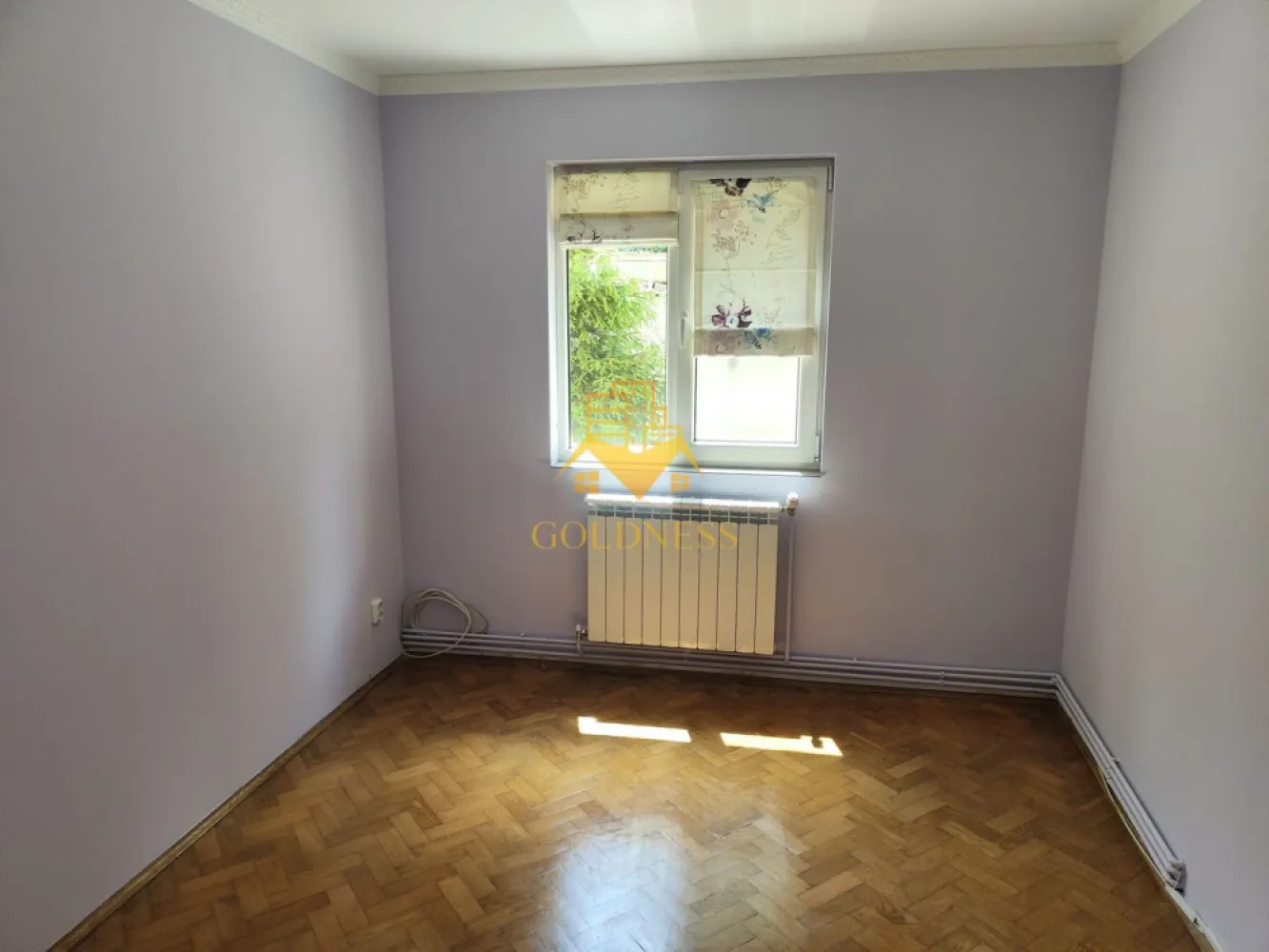 3 camere semidecomandate, Manastur, Calvaria, Primaverii, Ion Mester - GOLDNESS Imobiliare vă propune spre vanzare un apartament cu 3 camere complet mobilat și utilat, la etajul parter într-un imobil de 4 etaje, în Cartierul Manastur, Str Grigore Alexandrescu.

Se află în apropierea stațiilor de transport în comun, magazine, restaurante, spații verzi, farmacii, etc. 

Locuința beneficiază de orientare sudică, ceea ce oferă lumină naturală pe tot parcursul zilei. Balconul este închis, iar sub acesta există un spațiu de depozitare de aproximativ 5 mp, închis cu cheie. 
În plus, apartamentul dispune de boxă închisă la subsol, trecută în CF.

Blocul este izolat termic, iar apartamentul a fost renovat complet acum 3 ani, cu un buget de aproximativ 30.000 euro:
- centrală Viessmann în condensare
- calorifere din aluminiu
- instalații electrice și sanitare refăcute integral
- electrocasnice moderne, inclusiv mașină de spălat LG cu uscător

Se vinde împreună cu garaj și loc de parcare, ambele cu proiect transmisibil notarial.
Apartamentul este locuit momentan de chiriași, care pot rămâne dacă se dorește investiție pentru închiriere sau se pot muta cu preaviz de 30 de zile.

Ideal atât pentru locuit, cât și pentru investiție.

Dacă sunteți interesați de acest apartament și doriți să îl vizionați, dar și pentru alte oferte nu ezitați să ne contactați telefonic sau prin e-mail. Vă stăm la dispoziție!
Pentru intermediere se percepe un comision de 2% din prețul tranzactionarii!