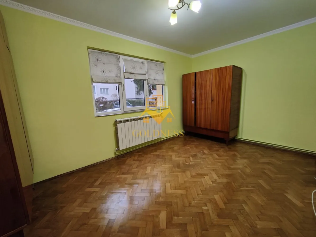 3 camere semidecomandate, Manastur, Calvaria, Primaverii, Ion Mester - GOLDNESS Imobiliare vă propune spre vanzare un apartament cu 3 camere complet mobilat și utilat, la etajul parter într-un imobil de 4 etaje, în Cartierul Manastur, Str Grigore Alexandrescu.

Se află în apropierea stațiilor de transport în comun, magazine, restaurante, spații verzi, farmacii, etc. 

Locuința beneficiază de orientare sudică, ceea ce oferă lumină naturală pe tot parcursul zilei. Balconul este închis, iar sub acesta există un spațiu de depozitare de aproximativ 5 mp, închis cu cheie. 
În plus, apartamentul dispune de boxă închisă la subsol, trecută în CF.

Blocul este izolat termic, iar apartamentul a fost renovat complet acum 3 ani, cu un buget de aproximativ 30.000 euro:
- centrală Viessmann în condensare
- calorifere din aluminiu
- instalații electrice și sanitare refăcute integral
- electrocasnice moderne, inclusiv mașină de spălat LG cu uscător

Se vinde împreună cu garaj și loc de parcare, ambele cu proiect transmisibil notarial.
Apartamentul este locuit momentan de chiriași, care pot rămâne dacă se dorește investiție pentru închiriere sau se pot muta cu preaviz de 30 de zile.

Ideal atât pentru locuit, cât și pentru investiție.

Dacă sunteți interesați de acest apartament și doriți să îl vizionați, dar și pentru alte oferte nu ezitați să ne contactați telefonic sau prin e-mail. Vă stăm la dispoziție!
Pentru intermediere se percepe un comision de 2% din prețul tranzactionarii!