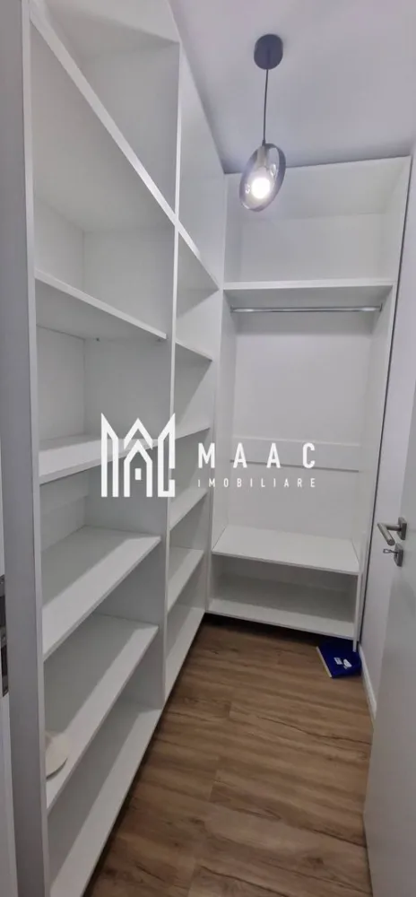 Apartament 2 camere | Etaj 1 | Parcare | Balcon | Doamna Stanca - MAAC Imobiliare vă propune spre închiriere un apartament modern cu 2 camere, situat pe Doamna Stanca, într-o zonă accesibilă și în continuă dezvoltare din Sibiu.

Locuința este situată la etajul 1 și oferă un spațiu bine compartimentat, ideal pentru un cuplu sau pentru persoane care își doresc confort și acces rapid către principalele puncte de interes ale orașului.

Detalii apartament
Suprafață utilă: 57 mp
Etaj: 1
Terasă: 12 mp
2 locuri de parcare incluse
Compartimentare:
hol
living cu bucătărie open-space
dormitor
dressing
baie
Dotări și beneficii
Complet mobilat și utilat
Dressing separat
Terasă generoasă
Spațiu luminos și eficient compartimentat
2 locuri de parcare aferente apartamentului
Zonă liniștită și acces facil
Avantaje locație
Zona Doamna Stanca – Sibiu
Aproape de:
Shopping City Sibiu
supermarketuri și magazine
farmacii
stații de autobuz
zone comerciale
Acces rapid către centrul orașului și zona industrială Vest
Condiții închiriere
Chirie: 500 euro/lună + utilități

Pentru mai multe informații sau pentru a programa o vizionare, nu ezitați să ne contactați, specificand ID: CP3117743