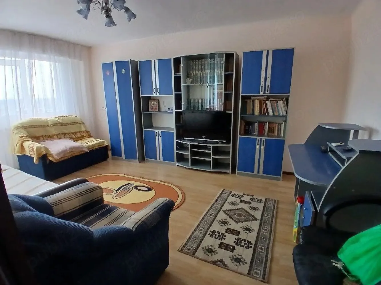 De inchiriat apartament 2 camere Mazepa 2, et. 9, 350 euro - Se ofera spre închiriere un apartament cu 2 camere, situat în cartierul Mazepa 2, la doar câteva minute de Faleza Dunării, într-o zonă apreciată pentru liniște, accesibilitate și proximitatea față de punctele de interes ale orașului.
Apartamentul este complet mobilat și utilat, pregătit pentru mutare imediată, fiind ideal pentru un cuplu, o persoană activă sau o familie care își dorește confort și o locație excelentă.
Dotări și beneficii:
- centrală termică proprie;
- racord individual la apă;
- filtru pentru apă;
- mobilier și electrocasnice necesare;
- zonă liniștită și bine întreținută;
- acces rapid către faleză, magazine, farmacii, școli și mijloace de transport.
Apartamentul oferă un ambient plăcut și funcțional, fiind o alegere foarte bună pentru cei care caută confort și o poziționare excelentă în oraș.
La incheierea contractului de inchiriere chiriasul va achita prima chirie, ogarantie egala cu o chirie si comisionul agentiei imobiliare.
Pentru informații suplimentare și programarea unei vizionări, vă rog să mă contactați 0741.030.291 Marilena.