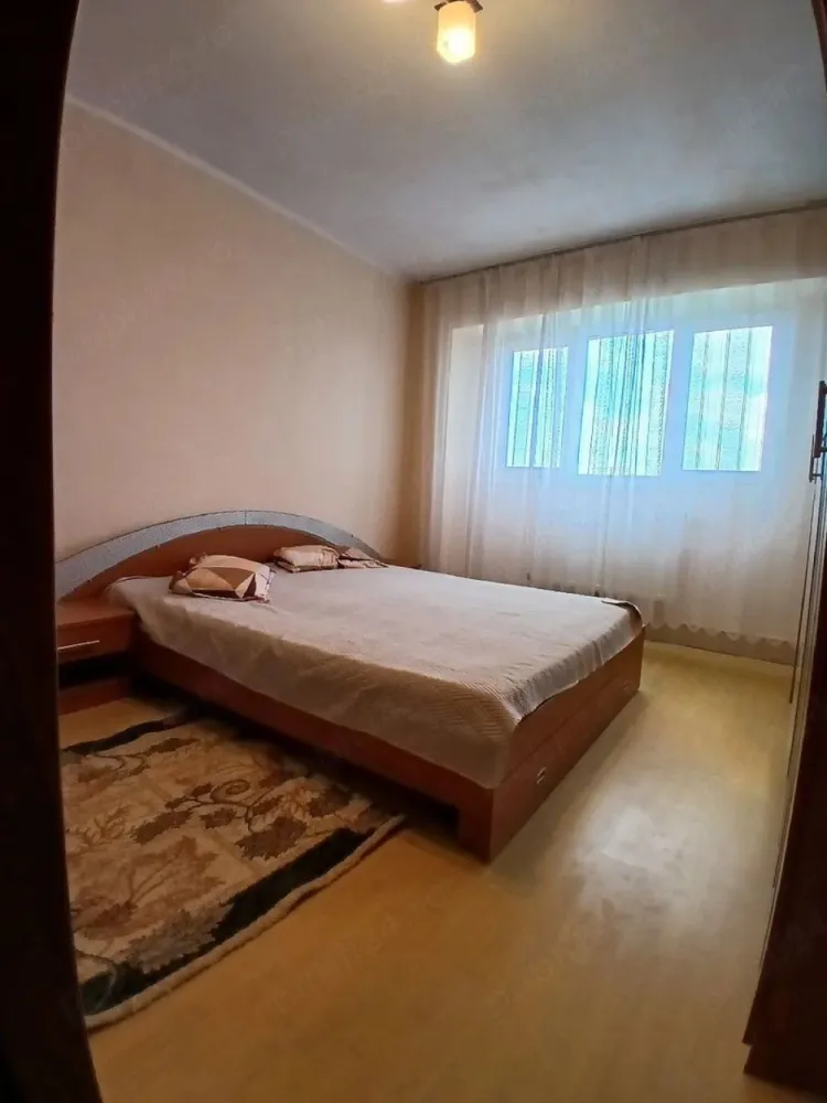 De inchiriat apartament 2 camere Mazepa 2, et. 9, 350 euro - Se ofera spre închiriere un apartament cu 2 camere, situat în cartierul Mazepa 2, la doar câteva minute de Faleza Dunării, într-o zonă apreciată pentru liniște, accesibilitate și proximitatea față de punctele de interes ale orașului.
Apartamentul este complet mobilat și utilat, pregătit pentru mutare imediată, fiind ideal pentru un cuplu, o persoană activă sau o familie care își dorește confort și o locație excelentă.
Dotări și beneficii:
- centrală termică proprie;
- racord individual la apă;
- filtru pentru apă;
- mobilier și electrocasnice necesare;
- zonă liniștită și bine întreținută;
- acces rapid către faleză, magazine, farmacii, școli și mijloace de transport.
Apartamentul oferă un ambient plăcut și funcțional, fiind o alegere foarte bună pentru cei care caută confort și o poziționare excelentă în oraș.
La incheierea contractului de inchiriere chiriasul va achita prima chirie, ogarantie egala cu o chirie si comisionul agentiei imobiliare.
Pentru informații suplimentare și programarea unei vizionări, vă rog să mă contactați 0741.030.291 Marilena.