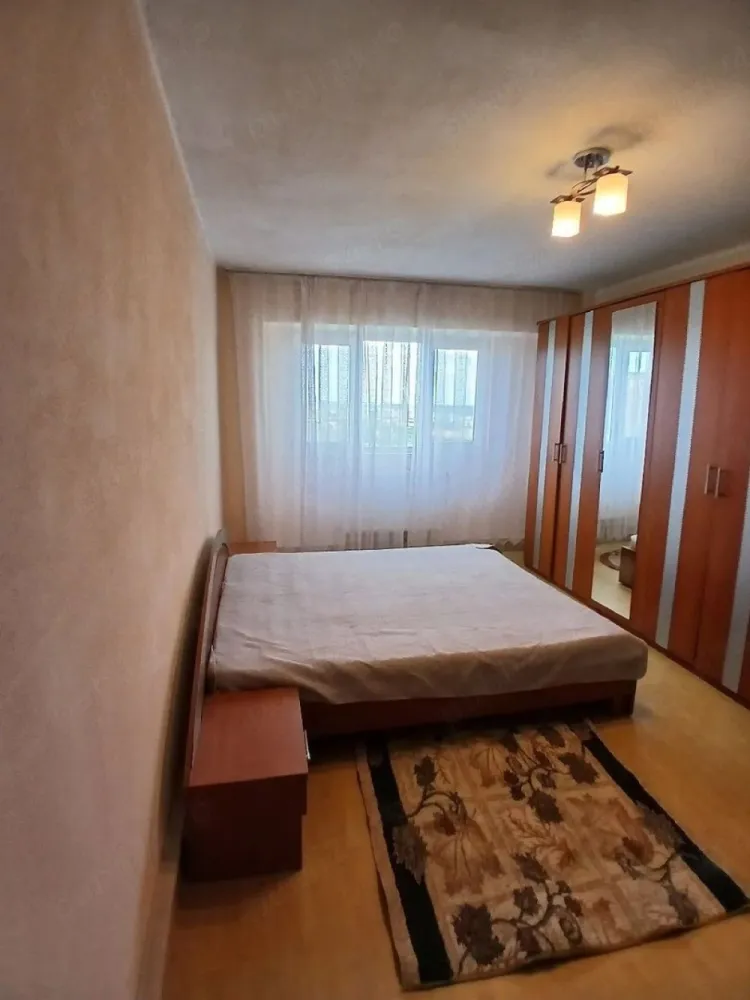 De inchiriat apartament 2 camere Mazepa 2, et. 9, 350 euro - Se ofera spre închiriere un apartament cu 2 camere, situat în cartierul Mazepa 2, la doar câteva minute de Faleza Dunării, într-o zonă apreciată pentru liniște, accesibilitate și proximitatea față de punctele de interes ale orașului.
Apartamentul este complet mobilat și utilat, pregătit pentru mutare imediată, fiind ideal pentru un cuplu, o persoană activă sau o familie care își dorește confort și o locație excelentă.
Dotări și beneficii:
- centrală termică proprie;
- racord individual la apă;
- filtru pentru apă;
- mobilier și electrocasnice necesare;
- zonă liniștită și bine întreținută;
- acces rapid către faleză, magazine, farmacii, școli și mijloace de transport.
Apartamentul oferă un ambient plăcut și funcțional, fiind o alegere foarte bună pentru cei care caută confort și o poziționare excelentă în oraș.
La incheierea contractului de inchiriere chiriasul va achita prima chirie, ogarantie egala cu o chirie si comisionul agentiei imobiliare.
Pentru informații suplimentare și programarea unei vizionări, vă rog să mă contactați 0741.030.291 Marilena.