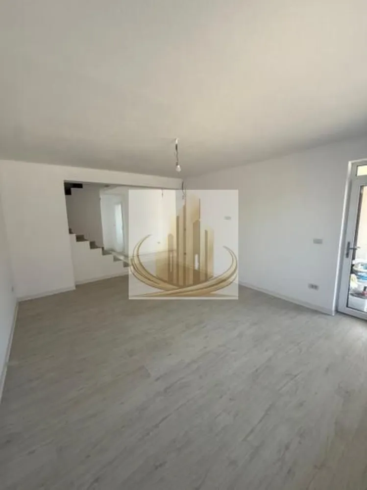 Duplex modern, 4 cam, 2 bai | 120 mp utili | Teren 336 mp | 2 fronturi - Echipa Grand Mobilis Imobiliare vă propune spre vânzare o proprietate modernă și elegantă, tip duplex, ideală pentru o familie care își dorește confort, spațiu și intimitate, într-o zonă liniștită, dar foarte bine conectată la facilitățile orașului.

Locuința este nouă, nu a mai fost locuită și impresionează prin finisajele moderne, compartimentarea practică și atmosfera luminoasă și primitoare.

Proprietatea beneficiază de o suprafață utilă de 120 mp și este amplasată pe un teren generos de 336 mp, având un avantaj rar întâlnit — 2 fronturi stradale, aspect ce oferă acces facil și un plus important de confort și versatilitate.

Compartimentarea este eficientă și bine gândită:

Parter:

hol de acces;
bucătărie;
living spațios și luminos;
baie cu duș;
spațiu de depozitare;
terasă acoperită, ideală pentru relaxare.

Etaj:

hol de tranzit;
dormitor matrimonial;
dressing;
două dormitoare suplimentare;
baie cu cadă.

Curtea este complet împrejmuită și dispune de acces auto, proprietatea beneficiind de 2 locuri de parcare.

Un alt avantaj important îl reprezintă faptul că strada pe care este amplasată proprietatea face parte din programul de asfaltare din acest an, urmând ca până la finalul anului accesul să fie complet asfaltat.

Poziționarea completează perfect avantajele acestei proprietăți, zona fiind una liniștită și apreciată, cu acces rapid către toate punctele de interes:

magazine și supermarketuri;
restaurante și cafenele;
școală și grădiniță;
parcuri și zone verzi;
mijloace de transport în comun;
acces facil către principalele artere ale orașului.

Această proprietate reprezintă alegerea ideală pentru cei care își doresc un cămin modern, spațios și pregătit pentru mutare imediată, într-o zonă aflată în continuă dezvoltare și cu un excelent potențial pe termen lung.

Pentru mai multe detali sau programarea unei vizionari, echipa Grand Mobilis Imobiliare va sta la dispozitie!
ID Intern: CP3118071