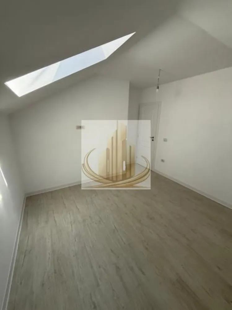 Duplex modern, 4 cam, 2 bai | 120 mp utili | Teren 336 mp | 2 fronturi - Echipa Grand Mobilis Imobiliare vă propune spre vânzare o proprietate modernă și elegantă, tip duplex, ideală pentru o familie care își dorește confort, spațiu și intimitate, într-o zonă liniștită, dar foarte bine conectată la facilitățile orașului.

Locuința este nouă, nu a mai fost locuită și impresionează prin finisajele moderne, compartimentarea practică și atmosfera luminoasă și primitoare.

Proprietatea beneficiază de o suprafață utilă de 120 mp și este amplasată pe un teren generos de 336 mp, având un avantaj rar întâlnit — 2 fronturi stradale, aspect ce oferă acces facil și un plus important de confort și versatilitate.

Compartimentarea este eficientă și bine gândită:

Parter:

hol de acces;
bucătărie;
living spațios și luminos;
baie cu duș;
spațiu de depozitare;
terasă acoperită, ideală pentru relaxare.

Etaj:

hol de tranzit;
dormitor matrimonial;
dressing;
două dormitoare suplimentare;
baie cu cadă.

Curtea este complet împrejmuită și dispune de acces auto, proprietatea beneficiind de 2 locuri de parcare.

Un alt avantaj important îl reprezintă faptul că strada pe care este amplasată proprietatea face parte din programul de asfaltare din acest an, urmând ca până la finalul anului accesul să fie complet asfaltat.

Poziționarea completează perfect avantajele acestei proprietăți, zona fiind una liniștită și apreciată, cu acces rapid către toate punctele de interes:

magazine și supermarketuri;
restaurante și cafenele;
școală și grădiniță;
parcuri și zone verzi;
mijloace de transport în comun;
acces facil către principalele artere ale orașului.

Această proprietate reprezintă alegerea ideală pentru cei care își doresc un cămin modern, spațios și pregătit pentru mutare imediată, într-o zonă aflată în continuă dezvoltare și cu un excelent potențial pe termen lung.

Pentru mai multe detali sau programarea unei vizionari, echipa Grand Mobilis Imobiliare va sta la dispozitie!
ID Intern: CP3118071
