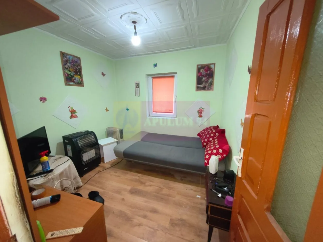 Garsonieră la preț foarte bun la 15 minute de București - 1 Decembrie - Vă oferim o garsonieră confort 1, 37mp situată la parterul unui bloc construcție 1989 în localitatea 1 Decembrie din Ilfov, la 10-15 minute sud de București. Garsoniera nu are îmbunătățiri, nu este racordată la gaz dar se poate racorda, conducta de gaz trecând chiar pe lângă garsonieră. Accesul în garsonieră se poate face atât din scara blocului câr și direct din curtea blocului, având posibilitatea de a face demersurile pentru a folosi această garsonieră pentru spațiu comercial sau pentru un cabinet. Blocul este anvelopat. Garsoniera se află pe strada Tudor Arghezi din localitatea 1 Decembrie, aproape de strada Gloriei. Pentru mai multe detalii și programarea de vizionări nu ezitați să mă contactați, Daniel, Apulum94.
