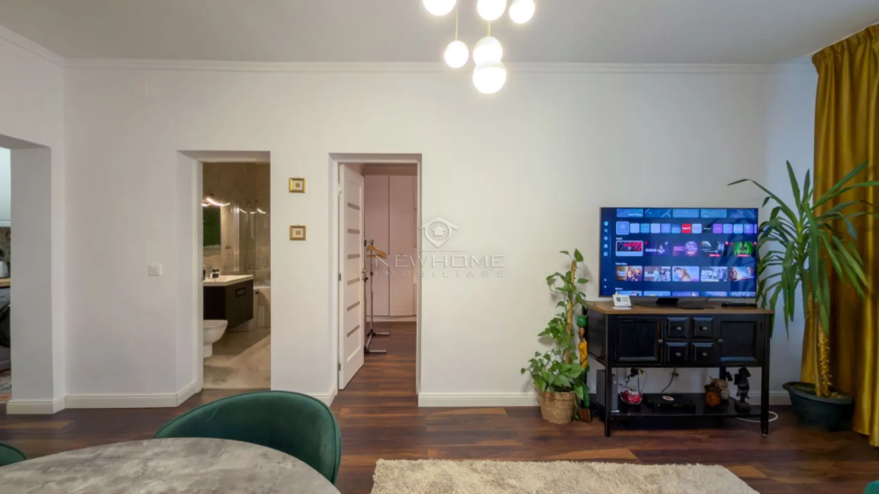Apartament 2 camere, zona Iulius Mall FSEGA - NewHOME imobiliare ofera in EXCLUSIVITATE spre inchiriere apartament modern cu 2 camere semidecomandat, in zona Iulius Mall. Apartamentul dispune de o suprafata utila de 45 mp, amplasat la etajul 1 din 4 al unui imobil nou finalizat in anul 2010. Compartimentat astfel: hol, living, dormitor, bucatarie, baie. Pentru confortul Dvs. se inchiriaza complet mobilat/utilat, dotat cu centrala termica proprie. Avand in vedere poziția si avantajele zonei este una de interes maxim, datorita pozitionarii fiind in apropiere de Iulius Mall, Porsche Engineering, facultatea FSEGA, Business centre, Iulius Park, etc. Pentru mai multe informatii si pentru a programa o vizionare, contactati-ne cu incredere!