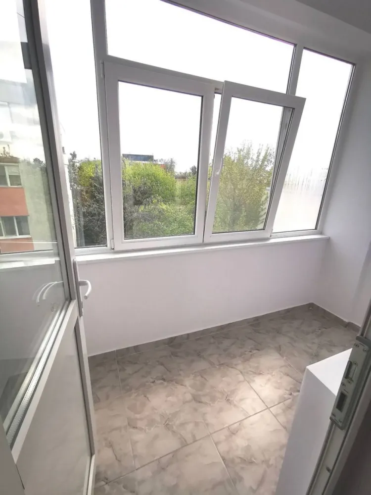 De vanzare apartament cu 2 camere, central. et. 3, 79.500 euro - Se ofera spre vanzare un apartament 2 camere decomandat, situat în zona Centrală, în apropiere de Restaurant Cosoreanu – o alegere excelentă atât pentru locuit, cât și pentru investiție.
Locuința are o suprafață de 53 mp și este amplasată la etajul 3 din 4 al unui bloc bine întreținut. Apartamentul este renovat, curat și pregătit pentru mutare imediată, oferind confort și funcționalitate într-o zonă cu acces rapid către toate facilitățile urbane.
 Dotări și avantaje:
- Compartimentare decomandată – spații bine organizate și confort sporit
- Centrală termică proprie
- Racord individual la apă
- Finisaje moderne: gresie și faianță
- Ușă metalică la intrare
- Orientare estică – lumină naturală pe parcursul dimineții
- Apartament liber, disponibil imediat.
 Poziționarea excelentă oferă acces rapid către magazine, restaurante, școli, farmacii, mijloace de transport și principalele puncte de interes ale orașului. Zona este apreciată atât pentru confortul locuirii, cât și pentru potențialul investițional.
Ideal pentru un cuplu, o familie sau pentru achiziție în vederea închirierii.
 Preț: 79.500 € negociabil.
Comision agentie 1,5%.
Pentru mai multe detalii sau programarea unei vizionări, vă rog să mă contactați 0746.252.252 Liliana Ene.