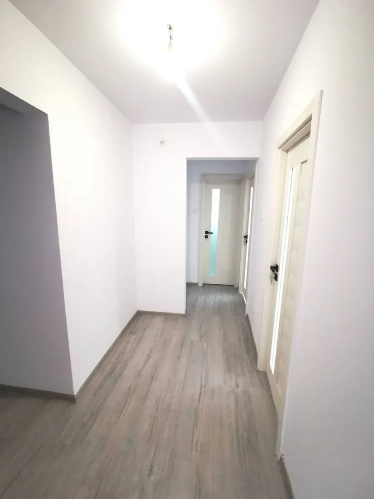 De vanzare apartament cu 2 camere, central. et. 3, 79.500 euro - Se ofera spre vanzare un apartament 2 camere decomandat, situat în zona Centrală, în apropiere de Restaurant Cosoreanu – o alegere excelentă atât pentru locuit, cât și pentru investiție.
Locuința are o suprafață de 53 mp și este amplasată la etajul 3 din 4 al unui bloc bine întreținut. Apartamentul este renovat, curat și pregătit pentru mutare imediată, oferind confort și funcționalitate într-o zonă cu acces rapid către toate facilitățile urbane.
 Dotări și avantaje:
- Compartimentare decomandată – spații bine organizate și confort sporit
- Centrală termică proprie
- Racord individual la apă
- Finisaje moderne: gresie și faianță
- Ușă metalică la intrare
- Orientare estică – lumină naturală pe parcursul dimineții
- Apartament liber, disponibil imediat.
 Poziționarea excelentă oferă acces rapid către magazine, restaurante, școli, farmacii, mijloace de transport și principalele puncte de interes ale orașului. Zona este apreciată atât pentru confortul locuirii, cât și pentru potențialul investițional.
Ideal pentru un cuplu, o familie sau pentru achiziție în vederea închirierii.
 Preț: 79.500 € negociabil.
Comision agentie 1,5%.
Pentru mai multe detalii sau programarea unei vizionări, vă rog să mă contactați 0746.252.252 Liliana Ene.