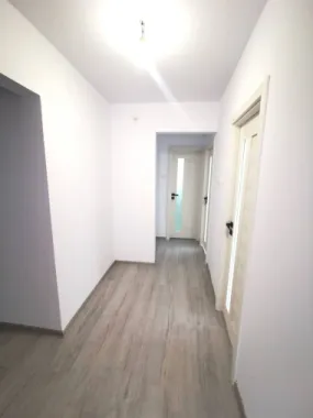 De vanzare apartament cu 2 camere, central. et. 3, 79.500 euro