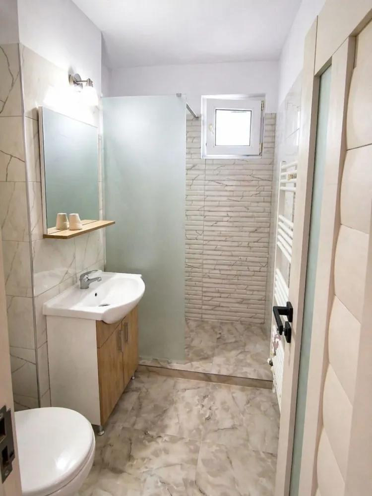 De vanzare apartament cu 2 camere, central. et. 3, 79.500 euro - Se ofera spre vanzare un apartament 2 camere decomandat, situat în zona Centrală, în apropiere de Restaurant Cosoreanu – o alegere excelentă atât pentru locuit, cât și pentru investiție.
Locuința are o suprafață de 53 mp și este amplasată la etajul 3 din 4 al unui bloc bine întreținut. Apartamentul este renovat, curat și pregătit pentru mutare imediată, oferind confort și funcționalitate într-o zonă cu acces rapid către toate facilitățile urbane.
 Dotări și avantaje:
- Compartimentare decomandată – spații bine organizate și confort sporit
- Centrală termică proprie
- Racord individual la apă
- Finisaje moderne: gresie și faianță
- Ușă metalică la intrare
- Orientare estică – lumină naturală pe parcursul dimineții
- Apartament liber, disponibil imediat.
 Poziționarea excelentă oferă acces rapid către magazine, restaurante, școli, farmacii, mijloace de transport și principalele puncte de interes ale orașului. Zona este apreciată atât pentru confortul locuirii, cât și pentru potențialul investițional.
Ideal pentru un cuplu, o familie sau pentru achiziție în vederea închirierii.
 Preț: 79.500 € negociabil.
Comision agentie 1,5%.
Pentru mai multe detalii sau programarea unei vizionări, vă rog să mă contactați 0746.252.252 Liliana Ene.