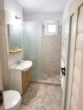 De vanzare apartament cu 2 camere, central. et. 3, 79.500 euro