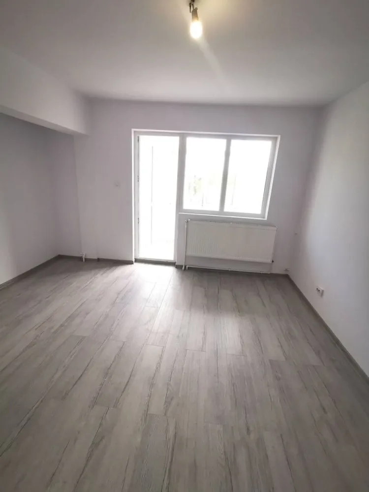 De vanzare apartament cu 2 camere, central. et. 3, 79.500 euro - Se ofera spre vanzare un apartament 2 camere decomandat, situat în zona Centrală, în apropiere de Restaurant Cosoreanu – o alegere excelentă atât pentru locuit, cât și pentru investiție.
Locuința are o suprafață de 53 mp și este amplasată la etajul 3 din 4 al unui bloc bine întreținut. Apartamentul este renovat, curat și pregătit pentru mutare imediată, oferind confort și funcționalitate într-o zonă cu acces rapid către toate facilitățile urbane.
 Dotări și avantaje:
- Compartimentare decomandată – spații bine organizate și confort sporit
- Centrală termică proprie
- Racord individual la apă
- Finisaje moderne: gresie și faianță
- Ușă metalică la intrare
- Orientare estică – lumină naturală pe parcursul dimineții
- Apartament liber, disponibil imediat.
 Poziționarea excelentă oferă acces rapid către magazine, restaurante, școli, farmacii, mijloace de transport și principalele puncte de interes ale orașului. Zona este apreciată atât pentru confortul locuirii, cât și pentru potențialul investițional.
Ideal pentru un cuplu, o familie sau pentru achiziție în vederea închirierii.
 Preț: 79.500 € negociabil.
Comision agentie 1,5%.
Pentru mai multe detalii sau programarea unei vizionări, vă rog să mă contactați 0746.252.252 Liliana Ene.