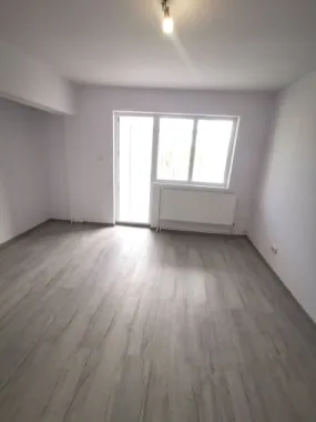 De vanzare apartament cu 2 camere, central. et. 3, 79.500 euro
