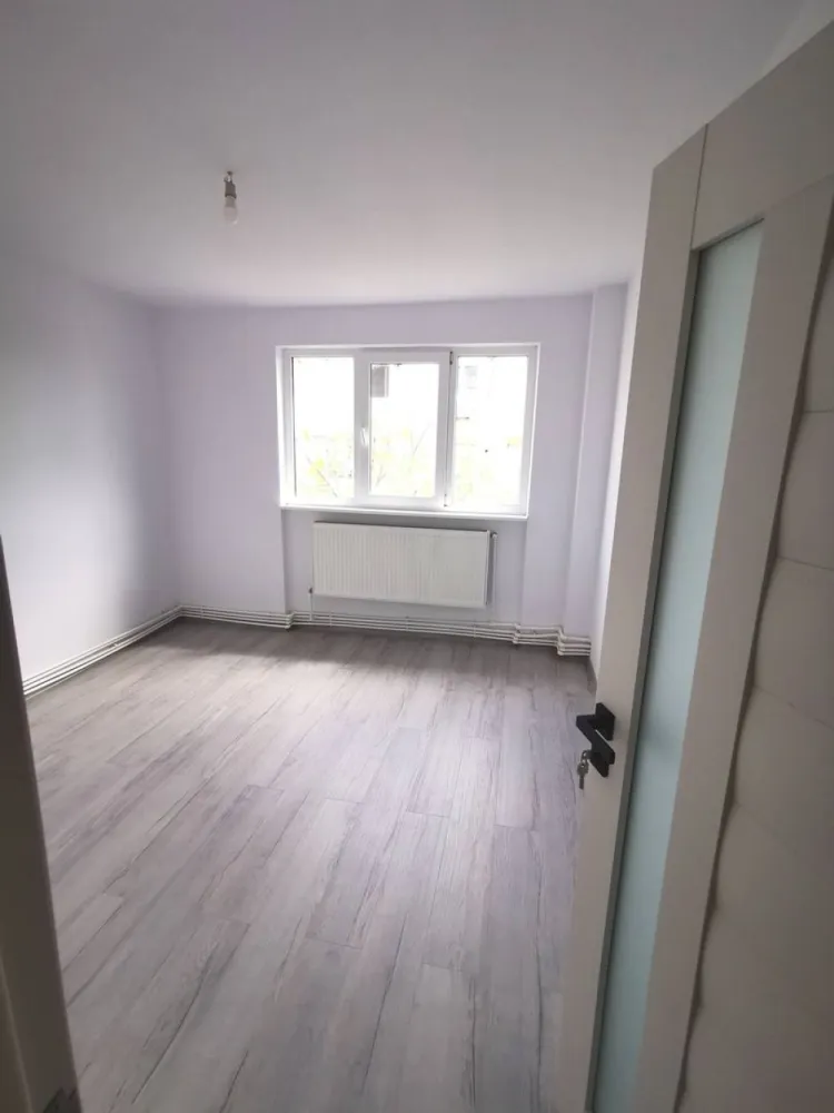 De vanzare apartament cu 2 camere, central. et. 3, 79.500 euro - Se ofera spre vanzare un apartament 2 camere decomandat, situat în zona Centrală, în apropiere de Restaurant Cosoreanu – o alegere excelentă atât pentru locuit, cât și pentru investiție.
Locuința are o suprafață de 53 mp și este amplasată la etajul 3 din 4 al unui bloc bine întreținut. Apartamentul este renovat, curat și pregătit pentru mutare imediată, oferind confort și funcționalitate într-o zonă cu acces rapid către toate facilitățile urbane.
 Dotări și avantaje:
- Compartimentare decomandată – spații bine organizate și confort sporit
- Centrală termică proprie
- Racord individual la apă
- Finisaje moderne: gresie și faianță
- Ușă metalică la intrare
- Orientare estică – lumină naturală pe parcursul dimineții
- Apartament liber, disponibil imediat.
 Poziționarea excelentă oferă acces rapid către magazine, restaurante, școli, farmacii, mijloace de transport și principalele puncte de interes ale orașului. Zona este apreciată atât pentru confortul locuirii, cât și pentru potențialul investițional.
Ideal pentru un cuplu, o familie sau pentru achiziție în vederea închirierii.
 Preț: 79.500 € negociabil.
Comision agentie 1,5%.
Pentru mai multe detalii sau programarea unei vizionări, vă rog să mă contactați 0746.252.252 Liliana Ene.