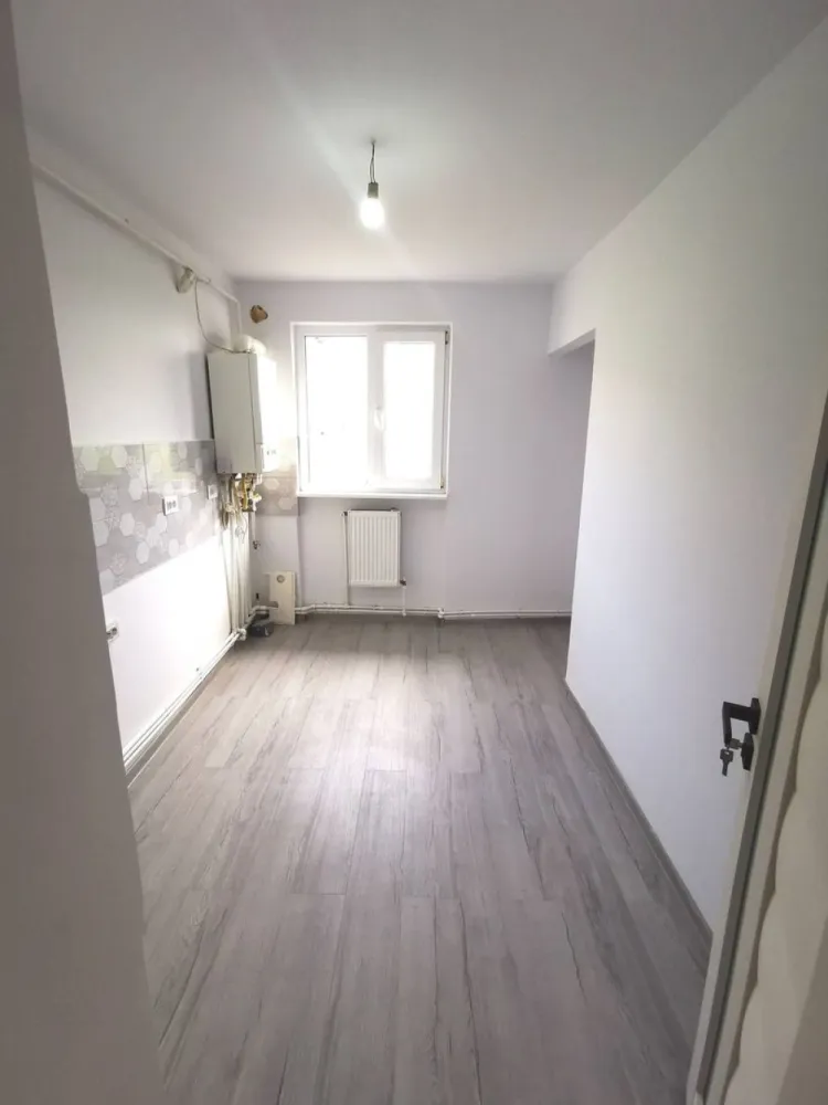De vanzare apartament cu 2 camere, central. et. 3, 79.500 euro