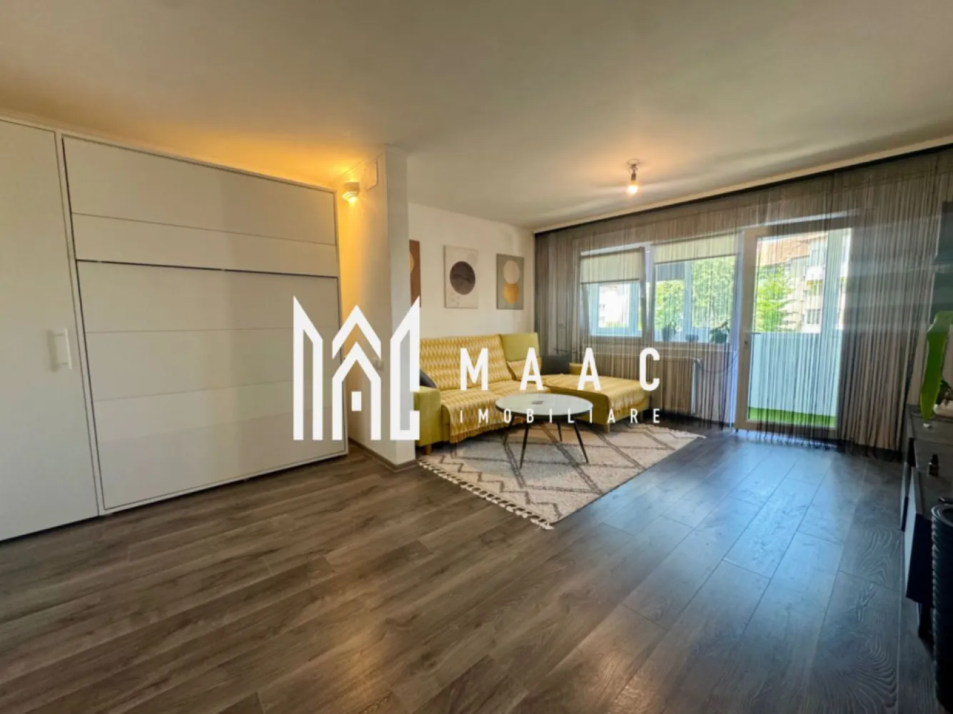 GARSONIERA DE INCHIRIAT| ETAJUL 2| 42 MP| LENIN SUD - MAAC Imobiliare vă propune spre închiriere o garsonieră modernă, situată la etajul 2 din 4, într-un bloc din zona Lenin Sud pe strada Florilor in vecinatatea salii de sport Sportify. 

Locuința este complet renovată și se închiriază complet mobilată și utilată, fiind pregătită pentru mutare imediată.

Garsoniera este compartimentată astfel:

cameră amenajată cu colțar extensibil și pat rabatabil ascuns în dulap – o soluție practică și inteligentă pentru economisirea spațiului;
bucătărie modernă, complet mobilată și utilată;
baie dotată cu mașină de spălat rufe;
hol spațios;
balcon generos de 6 mp.
dressing

Condiții de închiriere: se achită o lună chirie în avans și o lună garanție.

Pentru mai multe detalii sau programarea unei vizionări, vă stăm cu drag la dispoziție!