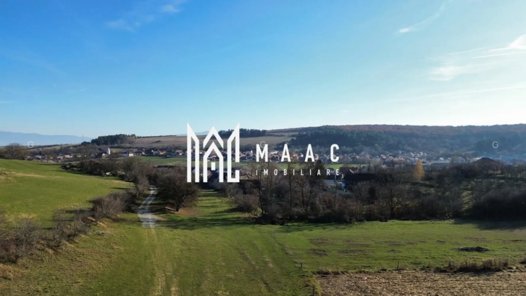 Teren | 651MP | Extravilan | Rusciori - MAAC Imobiliare vă propune spre achiziție un teren situat în localitatea Rusciori, o zonă aflată în plină expansiune, situată la o distanță de doar 10 minute de Sibiu. Această proprietate reprezintă o opțiune strategică atât pentru investiție pe termen mediu și lung, cât și pentru dezvoltări individuale cu caracter recreativ.

LOCALIZARE ȘI ACCESIBILITATE
Terenul este poziționat în imediata proximitate a vetrei satului Rusciori, beneficiind de un acces facil către rețeaua rutieră principală. Amplasarea oferă echilibrul ideal între liniștea specifică zonelor rurale și conectivitatea rapidă cu polul de business și servicii al Sibiului.

DETALII TEHNICE ȘI CONFIGURAȚIE
Proprietatea este disponibilă sub formă de 4 parcele distincte, oferind flexibilitate în alegerea suprafeței dorite:
Suprafețe disponibile: Între 614 mp și 651 mp.
Front stradal: 29,85 metri liniari (pentru parcela de 651 mp), asigurând o deschidere generoasă și multiple variante de sistematizare.
Categorie de folosință: Extravilan, arabil.
Utilități: Posibilitate de racordare la rețelele de utilități publice existente în localitatea Rusciori.

ANALIZA POTENȚIALULUI URBANISTIC
În prezent, terenul se pretează pentru destinații diverse:
Agrement și Relaxare: Configurația și amplasamentul sunt ideale pentru amenajarea unei grădini, a unei livezi sau a unui spațiu de recreere privat.
Investiție Rezidențială: Există potențialul tehnic de inițiere a unui Plan Urbanistic Zonal (PUZ) pentru introducerea terenului în intravilan, permițând ulterior construcția de locuințe sau case de vacanță.
Activități Agricole: Solul este pretabil pentru culturi de nișă sau pomicultură.

Pentru informații suplimentare, consultanță sau programarea unei vizionări, vă invităm să contactați specificând ID: CP2730499