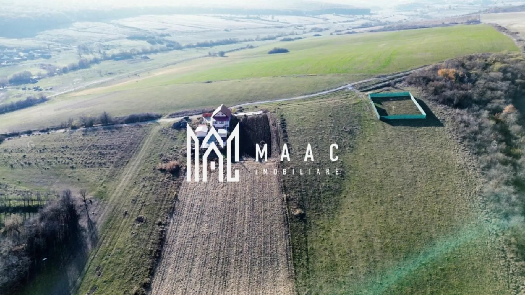 Teren | 651MP | Extravilan | Rusciori - MAAC Imobiliare vă propune spre achiziție un teren situat în localitatea Rusciori, o zonă aflată în plină expansiune, situată la o distanță de doar 10 minute de Sibiu. Această proprietate reprezintă o opțiune strategică atât pentru investiție pe termen mediu și lung, cât și pentru dezvoltări individuale cu caracter recreativ.

LOCALIZARE ȘI ACCESIBILITATE
Terenul este poziționat în imediata proximitate a vetrei satului Rusciori, beneficiind de un acces facil către rețeaua rutieră principală. Amplasarea oferă echilibrul ideal între liniștea specifică zonelor rurale și conectivitatea rapidă cu polul de business și servicii al Sibiului.

DETALII TEHNICE ȘI CONFIGURAȚIE
Proprietatea este disponibilă sub formă de 4 parcele distincte, oferind flexibilitate în alegerea suprafeței dorite:
Suprafețe disponibile: Între 614 mp și 651 mp.
Front stradal: 29,85 metri liniari (pentru parcela de 651 mp), asigurând o deschidere generoasă și multiple variante de sistematizare.
Categorie de folosință: Extravilan, arabil.
Utilități: Posibilitate de racordare la rețelele de utilități publice existente în localitatea Rusciori.

ANALIZA POTENȚIALULUI URBANISTIC
În prezent, terenul se pretează pentru destinații diverse:
Agrement și Relaxare: Configurația și amplasamentul sunt ideale pentru amenajarea unei grădini, a unei livezi sau a unui spațiu de recreere privat.
Investiție Rezidențială: Există potențialul tehnic de inițiere a unui Plan Urbanistic Zonal (PUZ) pentru introducerea terenului în intravilan, permițând ulterior construcția de locuințe sau case de vacanță.
Activități Agricole: Solul este pretabil pentru culturi de nișă sau pomicultură.

Pentru informații suplimentare, consultanță sau programarea unei vizionări, vă invităm să contactați specificând ID: CP2730499