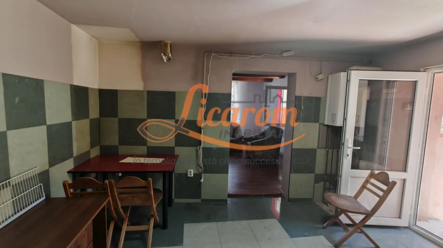 Casa cocheta Cristian zona Centrala, 2 camere,pod,beci,curte. - Licarom Imobiliare propune spre vanzare o casa individuala, micuta,situata in zona veche a Comunei Cristian.
Casa este construita din caramida cu ziduri groase,are o structura decomandata si este compusa din doua camere,bucatarie mare si baie mare.
Ca si dotari,dispune de gresie, faianta,parchet, geamuri si usi termopan,centrala termica proprie racordata la gaz,incalzirea facandu-se prin calorifere.
Dispune de beci mare si pod cu acces din lateralul casei.
Curtea are acces auto si dispune si de o zona cu verdeata.
Zona este linistita cu acces usor dinspre Bv.
Pretul este 115000 euro.
Pentru mai multe relatii si vizionari,nu ezitati sa ne contactati la telefon 0723985424 Consultant imobiliar Liliana si 0741059397 Consultant imobiliar Calin.