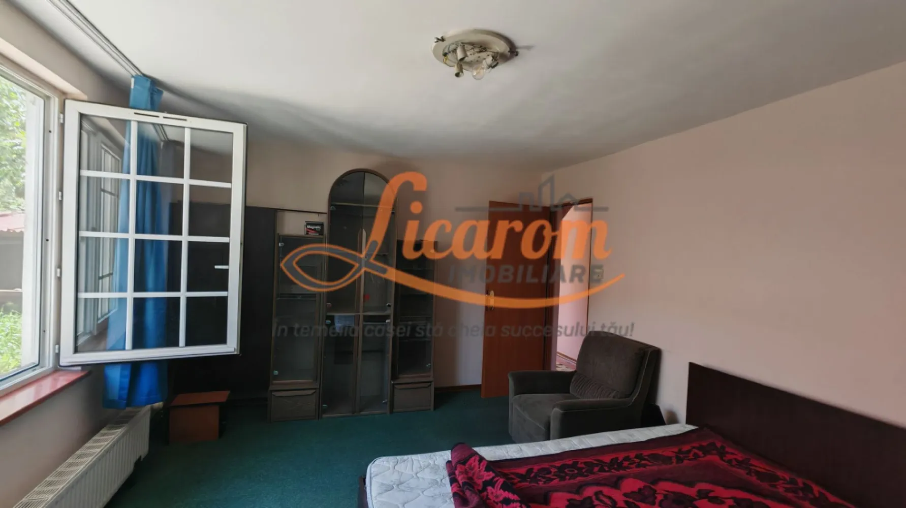 Casa cocheta Cristian zona Centrala, 2 camere,pod,beci,curte. - Licarom Imobiliare propune spre vanzare o casa individuala, micuta,situata in zona veche a Comunei Cristian.
Casa este construita din caramida cu ziduri groase,are o structura decomandata si este compusa din doua camere,bucatarie mare si baie mare.
Ca si dotari,dispune de gresie, faianta,parchet, geamuri si usi termopan,centrala termica proprie racordata la gaz,incalzirea facandu-se prin calorifere.
Dispune de beci mare si pod cu acces din lateralul casei.
Curtea are acces auto si dispune si de o zona cu verdeata.
Zona este linistita cu acces usor dinspre Bv.
Pretul este 115000 euro.
Pentru mai multe relatii si vizionari,nu ezitati sa ne contactati la telefon 0723985424 Consultant imobiliar Liliana si 0741059397 Consultant imobiliar Calin.