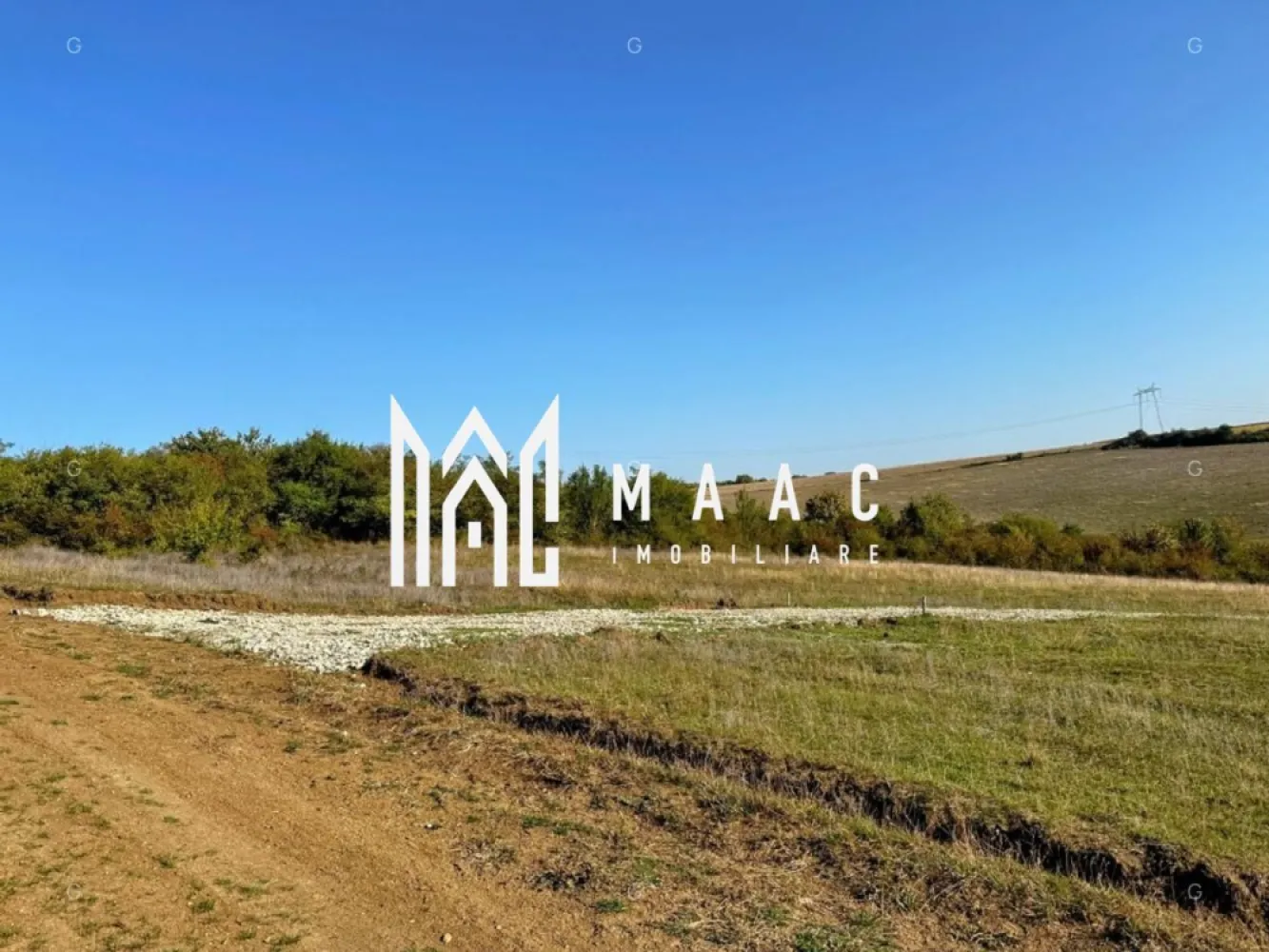 Teren | 651MP | Extravilan | Rusciori - MAAC Imobiliare vă propune spre achiziție un teren situat în localitatea Rusciori, o zonă aflată în plină expansiune, situată la o distanță de doar 10 minute de Sibiu. Această proprietate reprezintă o opțiune strategică atât pentru investiție pe termen mediu și lung, cât și pentru dezvoltări individuale cu caracter recreativ.

LOCALIZARE ȘI ACCESIBILITATE
Terenul este poziționat în imediata proximitate a vetrei satului Rusciori, beneficiind de un acces facil către rețeaua rutieră principală. Amplasarea oferă echilibrul ideal între liniștea specifică zonelor rurale și conectivitatea rapidă cu polul de business și servicii al Sibiului.

DETALII TEHNICE ȘI CONFIGURAȚIE
Proprietatea este disponibilă sub formă de 4 parcele distincte, oferind flexibilitate în alegerea suprafeței dorite:
Suprafețe disponibile: Între 614 mp și 651 mp.
Front stradal: 29,85 metri liniari (pentru parcela de 651 mp), asigurând o deschidere generoasă și multiple variante de sistematizare.
Categorie de folosință: Extravilan, arabil.
Utilități: Posibilitate de racordare la rețelele de utilități publice existente în localitatea Rusciori.

ANALIZA POTENȚIALULUI URBANISTIC
În prezent, terenul se pretează pentru destinații diverse:
Agrement și Relaxare: Configurația și amplasamentul sunt ideale pentru amenajarea unei grădini, a unei livezi sau a unui spațiu de recreere privat.
Investiție Rezidențială: Există potențialul tehnic de inițiere a unui Plan Urbanistic Zonal (PUZ) pentru introducerea terenului în intravilan, permițând ulterior construcția de locuințe sau case de vacanță.
Activități Agricole: Solul este pretabil pentru culturi de nișă sau pomicultură.

Pentru informații suplimentare, consultanță sau programarea unei vizionări, vă invităm să contactați specificând ID: CP2730499
