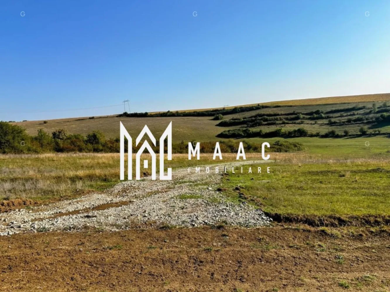 Teren | 651MP | Extravilan | Rusciori - MAAC Imobiliare vă propune spre achiziție un teren situat în localitatea Rusciori, o zonă aflată în plină expansiune, situată la o distanță de doar 10 minute de Sibiu. Această proprietate reprezintă o opțiune strategică atât pentru investiție pe termen mediu și lung, cât și pentru dezvoltări individuale cu caracter recreativ.

LOCALIZARE ȘI ACCESIBILITATE
Terenul este poziționat în imediata proximitate a vetrei satului Rusciori, beneficiind de un acces facil către rețeaua rutieră principală. Amplasarea oferă echilibrul ideal între liniștea specifică zonelor rurale și conectivitatea rapidă cu polul de business și servicii al Sibiului.

DETALII TEHNICE ȘI CONFIGURAȚIE
Proprietatea este disponibilă sub formă de 4 parcele distincte, oferind flexibilitate în alegerea suprafeței dorite:
Suprafețe disponibile: Între 614 mp și 651 mp.
Front stradal: 29,85 metri liniari (pentru parcela de 651 mp), asigurând o deschidere generoasă și multiple variante de sistematizare.
Categorie de folosință: Extravilan, arabil.
Utilități: Posibilitate de racordare la rețelele de utilități publice existente în localitatea Rusciori.

ANALIZA POTENȚIALULUI URBANISTIC
În prezent, terenul se pretează pentru destinații diverse:
Agrement și Relaxare: Configurația și amplasamentul sunt ideale pentru amenajarea unei grădini, a unei livezi sau a unui spațiu de recreere privat.
Investiție Rezidențială: Există potențialul tehnic de inițiere a unui Plan Urbanistic Zonal (PUZ) pentru introducerea terenului în intravilan, permițând ulterior construcția de locuințe sau case de vacanță.
Activități Agricole: Solul este pretabil pentru culturi de nișă sau pomicultură.

Pentru informații suplimentare, consultanță sau programarea unei vizionări, vă invităm să contactați specificând ID: CP2730499