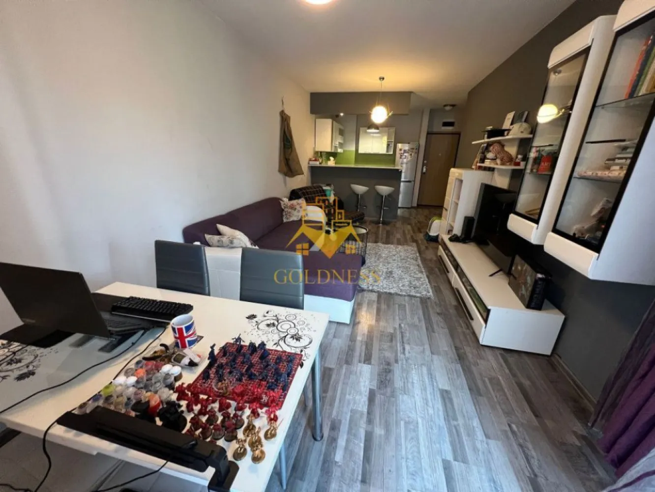 2 camere, modern, Manastur, Platinia, zona USAMV - GOLDNESS Imobiliare vă propune spre închiriere un apartament cu 2 camere complet mobilat și utilat, la etajul 4 într-un imobil de 10 etaje, în cartierul Manastur. Apartamentul este compartimentat astfel:
 - dormitor cu pat matrimonial, dulap pentru haine, noptiere
 - living cu bucatarie open-space complet utilată, canapea extensibla, loc de servit masa 
 - baie cu cabina de dus, calorifer port prosop inox și dulap pentru depozitare.
 - terasa de 6 mp.

Imobilul este dotat cu toate cele necesare- centrală proprie, mașină de spălat haine, frigider, plită electrică, hotă, etc. 
Se află în apropierea stațiilor de transport în comun, magazine, restaurante, spații verzi, farmacii, etc. 

Dacă sunteți interesați de acest apartament și doriți să îl vizionați, dar și pentru alte oferte sau detalii nu ezitați să ne contactați telefonic sau prin e-mail - goldnessimobiliare@gmail.com. Vă stăm la dispoziție!