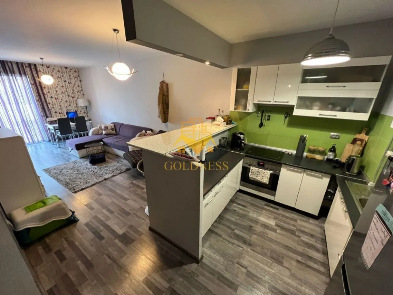 2 camere, modern, Manastur, Platinia, zona USAMV - GOLDNESS Imobiliare vă propune spre închiriere un apartament cu 2 camere complet mobilat și utilat, la etajul 4 într-un imobil de 10 etaje, în cartierul Manastur. Apartamentul este compartimentat astfel:
 - dormitor cu pat matrimonial, dulap pentru haine, noptiere
 - living cu bucatarie open-space complet utilată, canapea extensibla, loc de servit masa 
 - baie cu cabina de dus, calorifer port prosop inox și dulap pentru depozitare.
 - terasa de 6 mp.

Imobilul este dotat cu toate cele necesare- centrală proprie, mașină de spălat haine, frigider, plită electrică, hotă, etc. 
Se află în apropierea stațiilor de transport în comun, magazine, restaurante, spații verzi, farmacii, etc. 

Dacă sunteți interesați de acest apartament și doriți să îl vizionați, dar și pentru alte oferte sau detalii nu ezitați să ne contactați telefonic sau prin e-mail - goldnessimobiliare@gmail.com. Vă stăm la dispoziție!