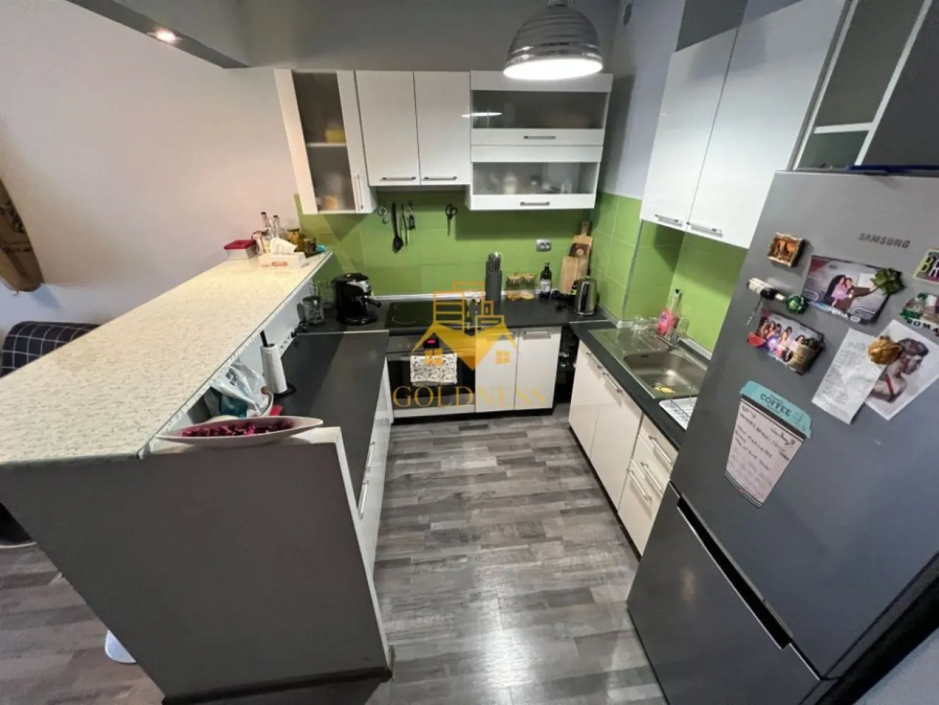 2 camere, modern, Manastur, Platinia, zona USAMV - GOLDNESS Imobiliare vă propune spre închiriere un apartament cu 2 camere complet mobilat și utilat, la etajul 4 într-un imobil de 10 etaje, în cartierul Manastur. Apartamentul este compartimentat astfel:
 - dormitor cu pat matrimonial, dulap pentru haine, noptiere
 - living cu bucatarie open-space complet utilată, canapea extensibla, loc de servit masa 
 - baie cu cabina de dus, calorifer port prosop inox și dulap pentru depozitare.
 - terasa de 6 mp.

Imobilul este dotat cu toate cele necesare- centrală proprie, mașină de spălat haine, frigider, plită electrică, hotă, etc. 
Se află în apropierea stațiilor de transport în comun, magazine, restaurante, spații verzi, farmacii, etc. 

Dacă sunteți interesați de acest apartament și doriți să îl vizionați, dar și pentru alte oferte sau detalii nu ezitați să ne contactați telefonic sau prin e-mail - goldnessimobiliare@gmail.com. Vă stăm la dispoziție!
