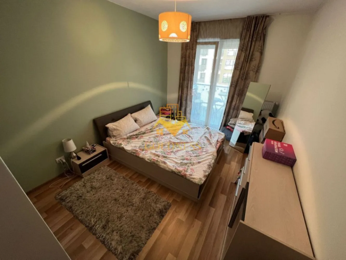 2 camere, modern, Manastur, Platinia, zona USAMV - GOLDNESS Imobiliare vă propune spre închiriere un apartament cu 2 camere complet mobilat și utilat, la etajul 4 într-un imobil de 10 etaje, în cartierul Manastur. Apartamentul este compartimentat astfel:
 - dormitor cu pat matrimonial, dulap pentru haine, noptiere
 - living cu bucatarie open-space complet utilată, canapea extensibla, loc de servit masa 
 - baie cu cabina de dus, calorifer port prosop inox și dulap pentru depozitare.
 - terasa de 6 mp.

Imobilul este dotat cu toate cele necesare- centrală proprie, mașină de spălat haine, frigider, plită electrică, hotă, etc. 
Se află în apropierea stațiilor de transport în comun, magazine, restaurante, spații verzi, farmacii, etc. 

Dacă sunteți interesați de acest apartament și doriți să îl vizionați, dar și pentru alte oferte sau detalii nu ezitați să ne contactați telefonic sau prin e-mail - goldnessimobiliare@gmail.com. Vă stăm la dispoziție!