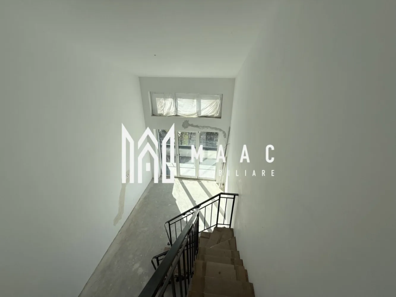 Penthouse 3 camere | 60 MP | Incalzire in Pardoseala - MAAC Imobiliare vă propune un penthouse cu 3 camere, decomandat cu suprafața utilă de 60 mp și beneficiază de balcon de 7 mp.

Caracteristici: 
 Suprafață utilă: 60 mp
 Balcon: 7 mp
 Etaj: 2 / 2
 Compartimentare: 3 camere decomandate
 Orientare sudica.

Compartimentare și dotări:
 living spectaculos cu înălțime de 5,6 m
 2 dormitoare bine proporționate
 2 băi, dintre care una cu geam pentru aerisire naturală
 balcon cu sticlă securizată și sistem de captare a apelor pluviale
 încălzire în pardoseală
 izolație cu vată bazaltică
 granit pe casa scării
 loc de parcare inclus.

Stadiu de predare:
 Predare la stadiul de alb, oferind libertatea de amenajare după propriul gust
 Posibilitate de predare la cheie.

Avantajele ansamblului rezidențial
 aproximativ 45% din suprafața ansamblului este destinată spațiilor verzi
 fațade moderne finisate cu larice siberian și piatră naturală
 locuri de joacă amenajate pentru copii
 acces facil, fără ambuteiaje rutiere
 4 căi de acces către ansamblu

Pentru mai multe informații sau programarea unei vizionări, vă rugăm să ne contactați și să specificați ID-ul proprietății: CP2959851.