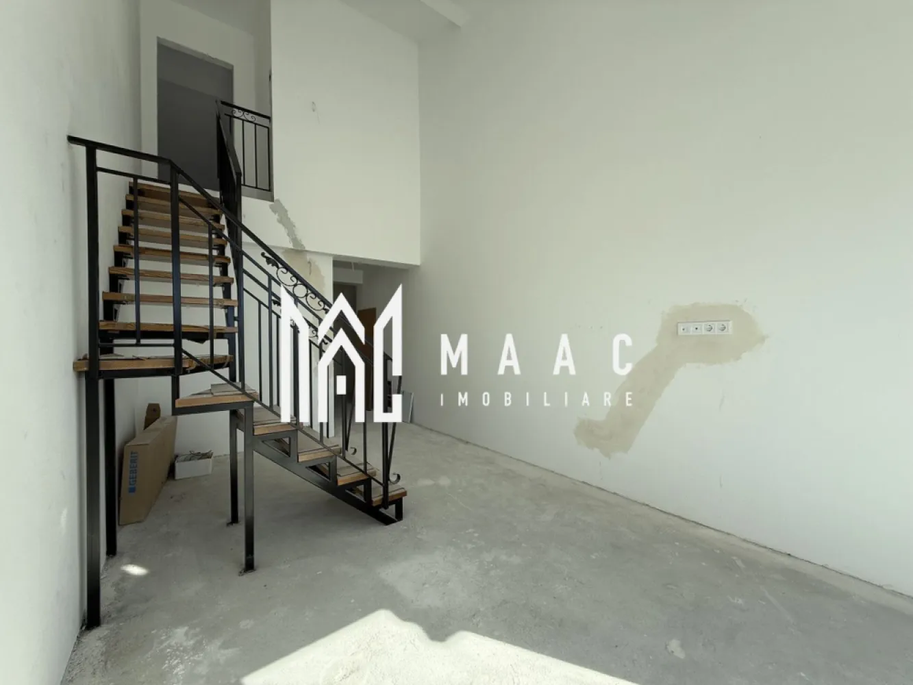 Penthouse 3 camere | 60 MP | Incalzire in Pardoseala - MAAC Imobiliare vă propune un penthouse cu 3 camere, decomandat cu suprafața utilă de 60 mp și beneficiază de balcon de 7 mp.

Caracteristici: 
 Suprafață utilă: 60 mp
 Balcon: 7 mp
 Etaj: 2 / 2
 Compartimentare: 3 camere decomandate
 Orientare sudica.

Compartimentare și dotări:
 living spectaculos cu înălțime de 5,6 m
 2 dormitoare bine proporționate
 2 băi, dintre care una cu geam pentru aerisire naturală
 balcon cu sticlă securizată și sistem de captare a apelor pluviale
 încălzire în pardoseală
 izolație cu vată bazaltică
 granit pe casa scării
 loc de parcare inclus.

Stadiu de predare:
 Predare la stadiul de alb, oferind libertatea de amenajare după propriul gust
 Posibilitate de predare la cheie.

Avantajele ansamblului rezidențial
 aproximativ 45% din suprafața ansamblului este destinată spațiilor verzi
 fațade moderne finisate cu larice siberian și piatră naturală
 locuri de joacă amenajate pentru copii
 acces facil, fără ambuteiaje rutiere
 4 căi de acces către ansamblu

Pentru mai multe informații sau programarea unei vizionări, vă rugăm să ne contactați și să specificați ID-ul proprietății: CP2959851.