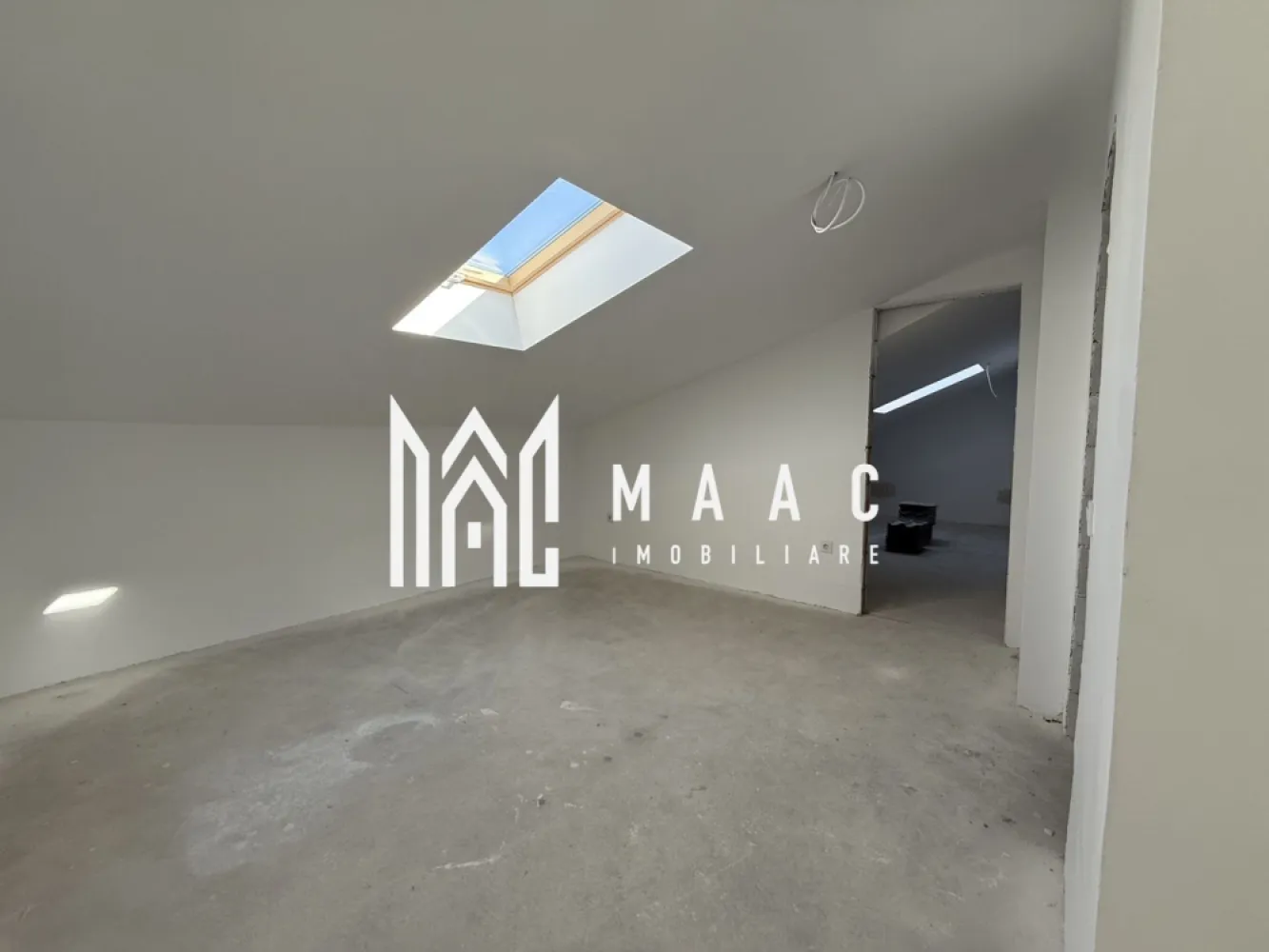 Penthouse 3 camere | 60 MP | Incalzire in Pardoseala - MAAC Imobiliare vă propune un penthouse cu 3 camere, decomandat cu suprafața utilă de 60 mp și beneficiază de balcon de 7 mp.

Caracteristici: 
 Suprafață utilă: 60 mp
 Balcon: 7 mp
 Etaj: 2 / 2
 Compartimentare: 3 camere decomandate
 Orientare sudica.

Compartimentare și dotări:
 living spectaculos cu înălțime de 5,6 m
 2 dormitoare bine proporționate
 2 băi, dintre care una cu geam pentru aerisire naturală
 balcon cu sticlă securizată și sistem de captare a apelor pluviale
 încălzire în pardoseală
 izolație cu vată bazaltică
 granit pe casa scării
 loc de parcare inclus.

Stadiu de predare:
 Predare la stadiul de alb, oferind libertatea de amenajare după propriul gust
 Posibilitate de predare la cheie.

Avantajele ansamblului rezidențial
 aproximativ 45% din suprafața ansamblului este destinată spațiilor verzi
 fațade moderne finisate cu larice siberian și piatră naturală
 locuri de joacă amenajate pentru copii
 acces facil, fără ambuteiaje rutiere
 4 căi de acces către ansamblu

Pentru mai multe informații sau programarea unei vizionări, vă rugăm să ne contactați și să specificați ID-ul proprietății: CP2959851.