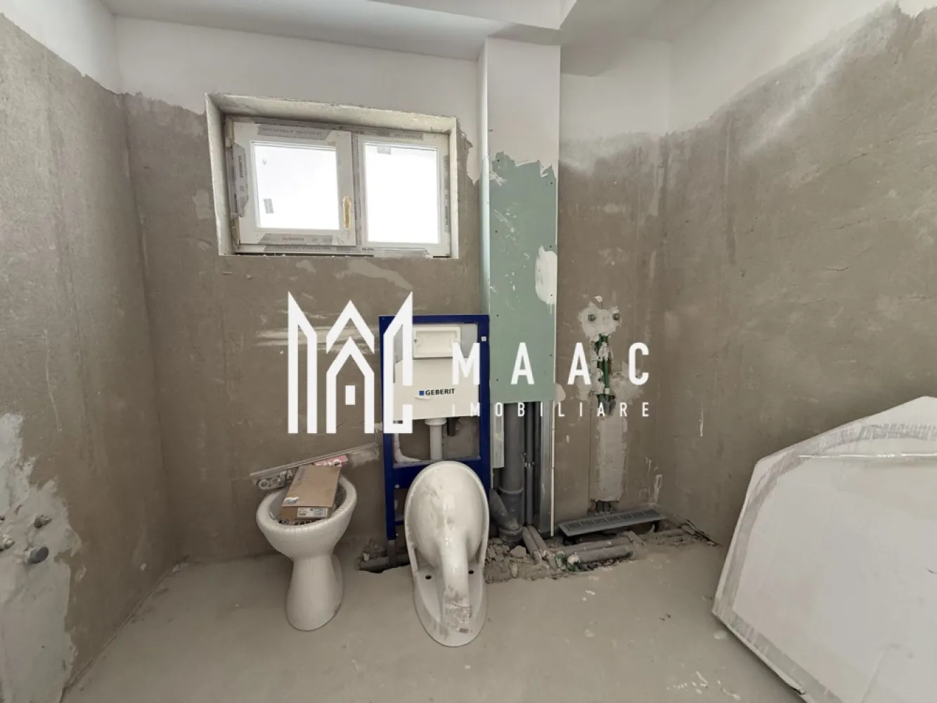 Penthouse 3 camere | 60 MP | Incalzire in Pardoseala - MAAC Imobiliare vă propune un penthouse cu 3 camere, decomandat cu suprafața utilă de 60 mp și beneficiază de balcon de 7 mp.

Caracteristici: 
 Suprafață utilă: 60 mp
 Balcon: 7 mp
 Etaj: 2 / 2
 Compartimentare: 3 camere decomandate
 Orientare sudica.

Compartimentare și dotări:
 living spectaculos cu înălțime de 5,6 m
 2 dormitoare bine proporționate
 2 băi, dintre care una cu geam pentru aerisire naturală
 balcon cu sticlă securizată și sistem de captare a apelor pluviale
 încălzire în pardoseală
 izolație cu vată bazaltică
 granit pe casa scării
 loc de parcare inclus.

Stadiu de predare:
 Predare la stadiul de alb, oferind libertatea de amenajare după propriul gust
 Posibilitate de predare la cheie.

Avantajele ansamblului rezidențial
 aproximativ 45% din suprafața ansamblului este destinată spațiilor verzi
 fațade moderne finisate cu larice siberian și piatră naturală
 locuri de joacă amenajate pentru copii
 acces facil, fără ambuteiaje rutiere
 4 căi de acces către ansamblu

Pentru mai multe informații sau programarea unei vizionări, vă rugăm să ne contactați și să specificați ID-ul proprietății: CP2959851.